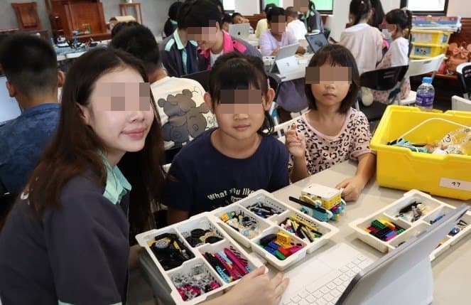 Sandy(左)教導當地孩童組裝樂高、做機器人。(翻攝roboyouthtaiwan IG)