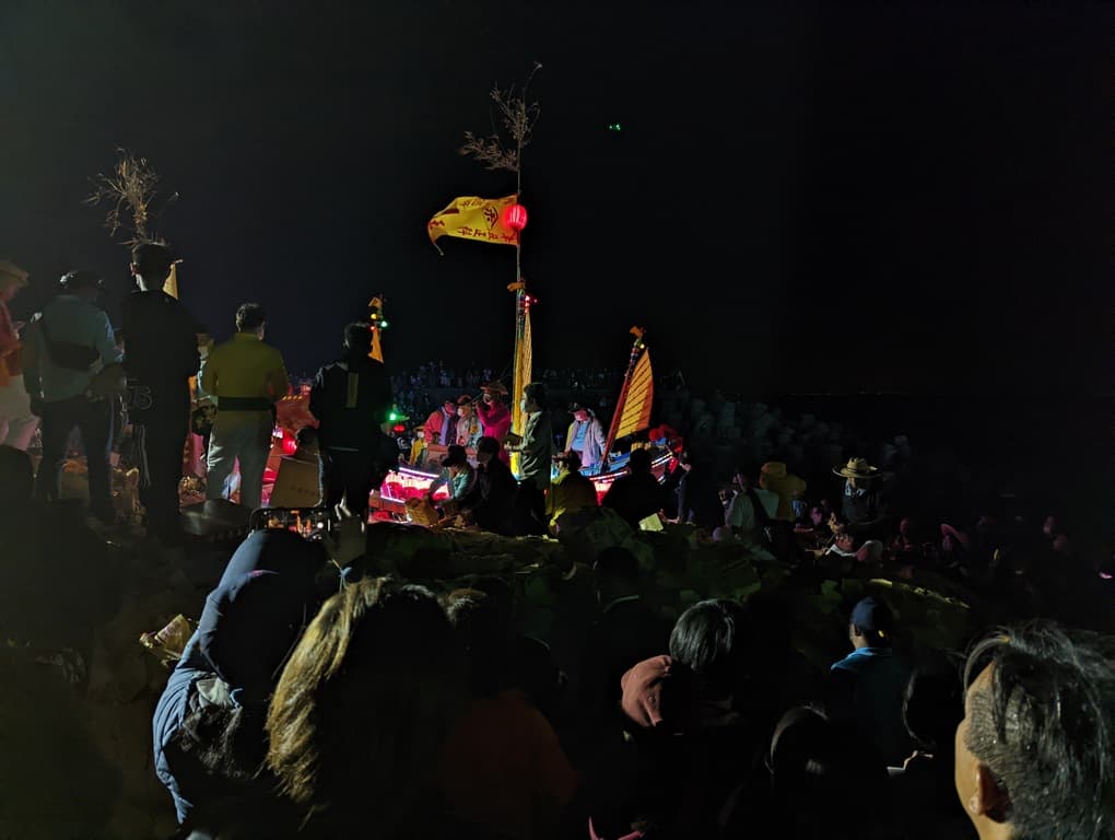 為不驚擾鬼神，沙灘上的轎班不約而同將轎燈熄滅，整片沙灘上擠滿人卻靜悄悄。