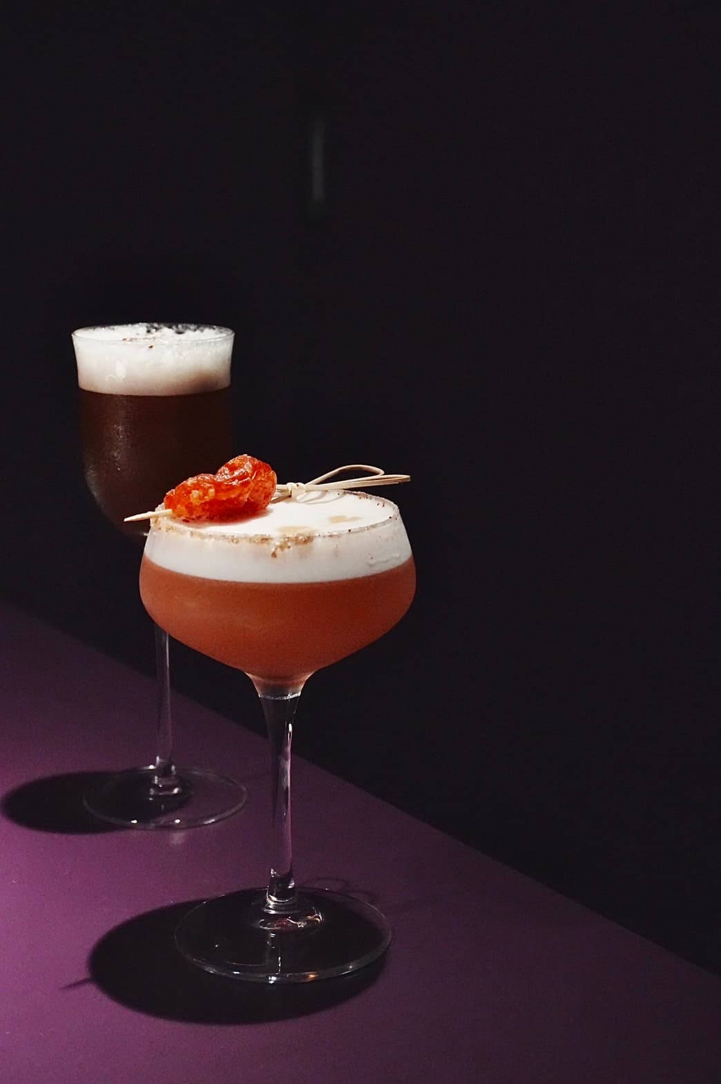 蘭姆酒為基底，台南蜜餞為靈感的「酸甜鹹」（後，400元／杯）與「誰說我們梅有普」（後，420元／杯），皆是嵩SUNG攜手台南人氣酒吧「赤崁中藥行」推出的新酒款。