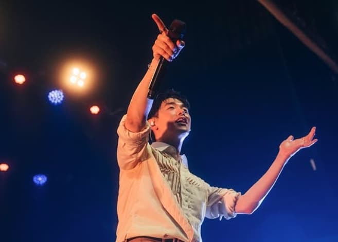 Eric Nam 近日接受訪談透露,過去幾年為了擺脫心理疾病與強迫行為,選擇轉移事業重心並離開南韓舒適圈。(翻攝自instagram/ericnam)