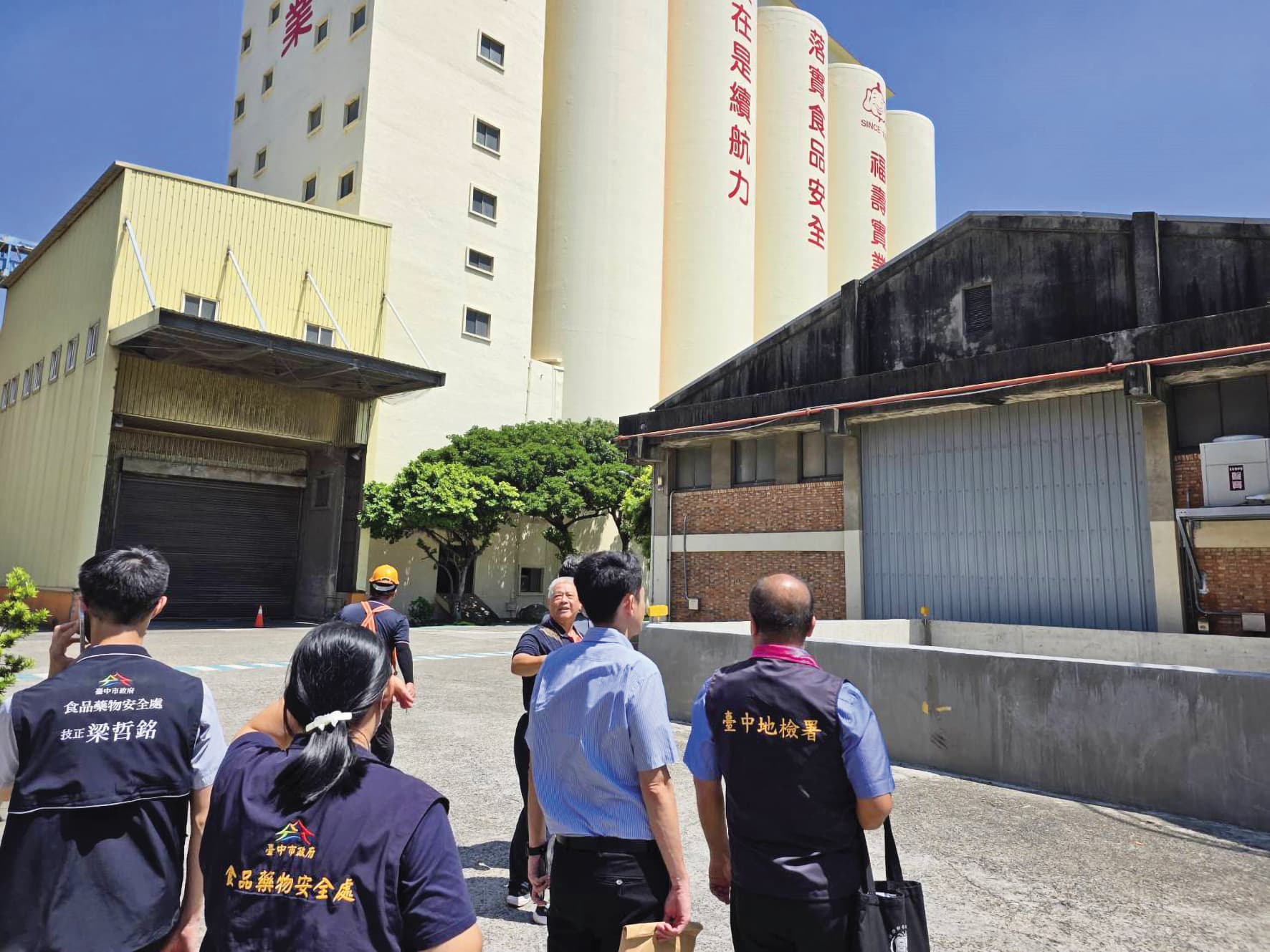 檢察官查扣福壽油廠的機具設備。(中檢提供)