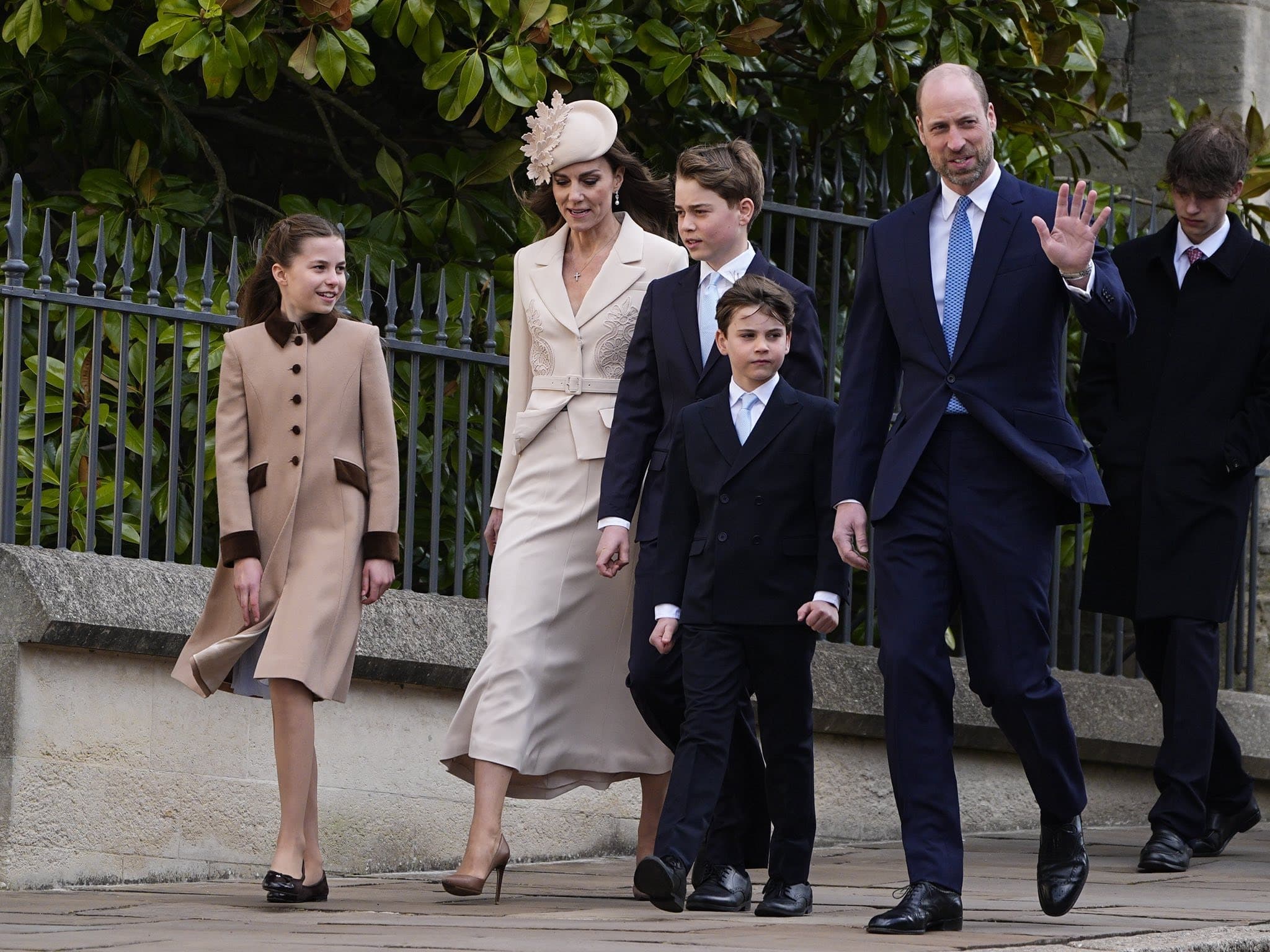 威廉王子、凱特王妃一家五口5日在溫莎堡參加復活節禮拜。（翻攝The Royal Family臉書）