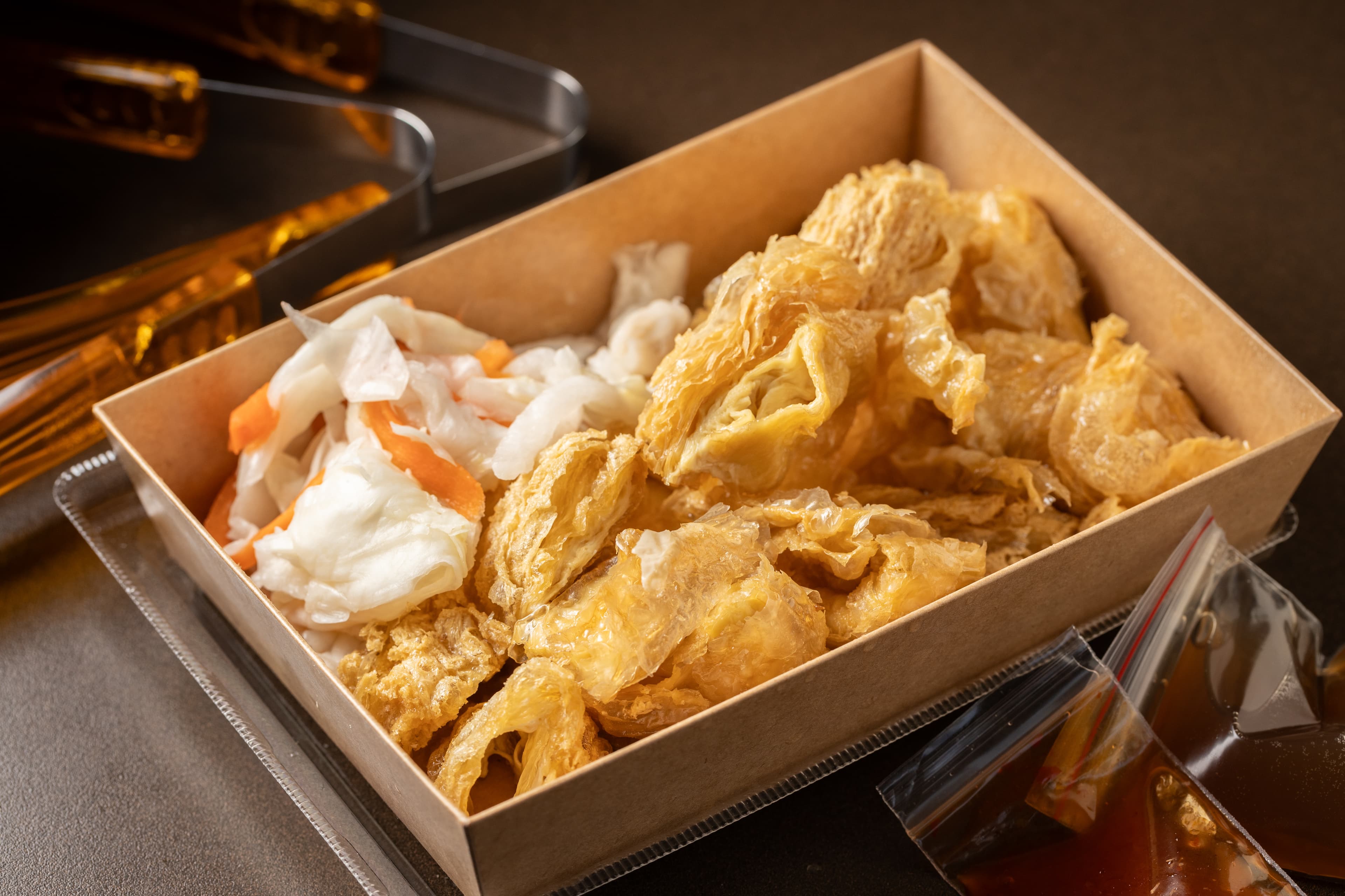老饕必點的「養生豆皮」使用高濃度豆漿製成，且現晾現炸，可搭配泡菜一起吃。（60元／份）