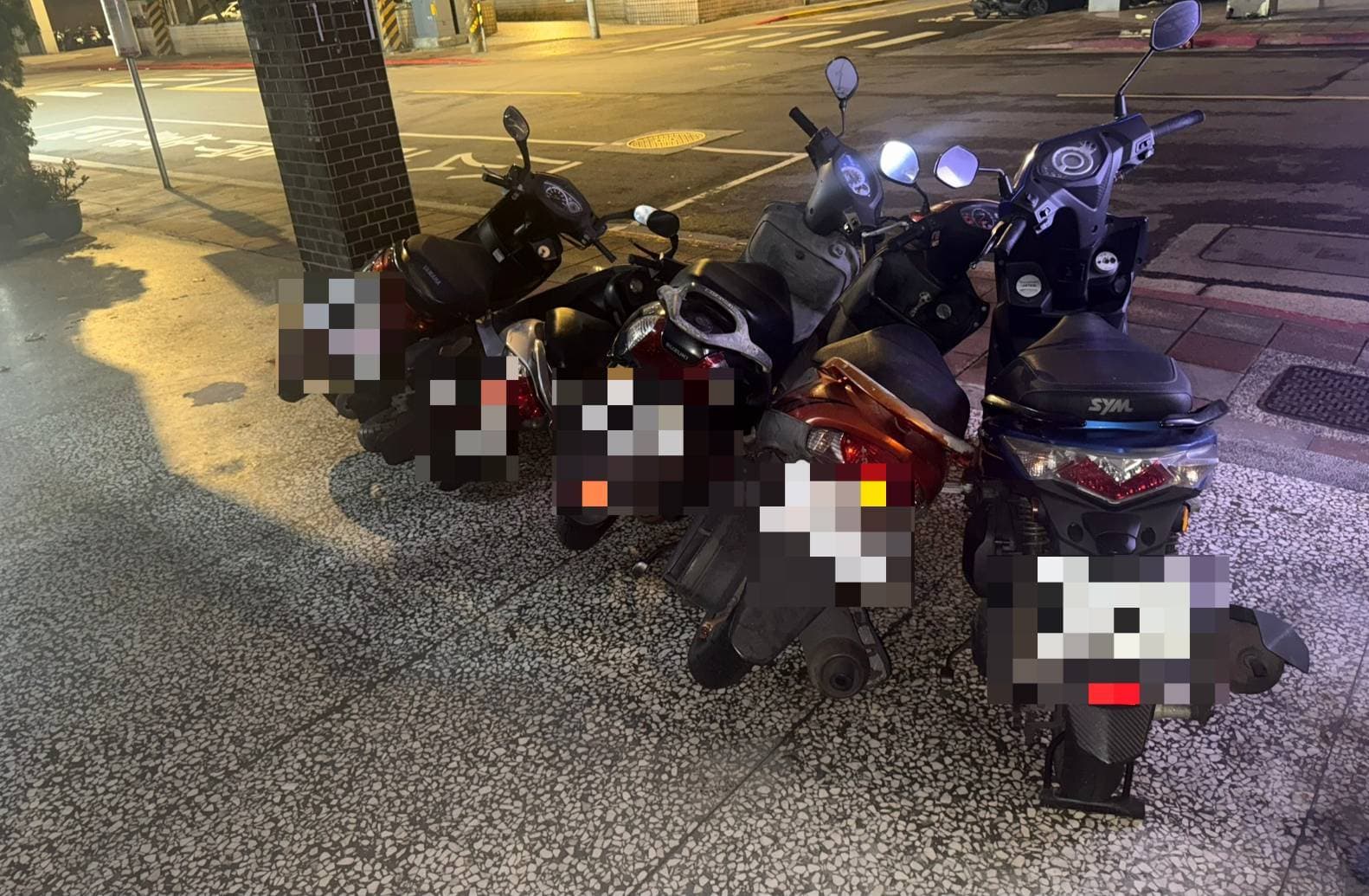 南港男心情不好推倒路邊機車。（警方提供）
