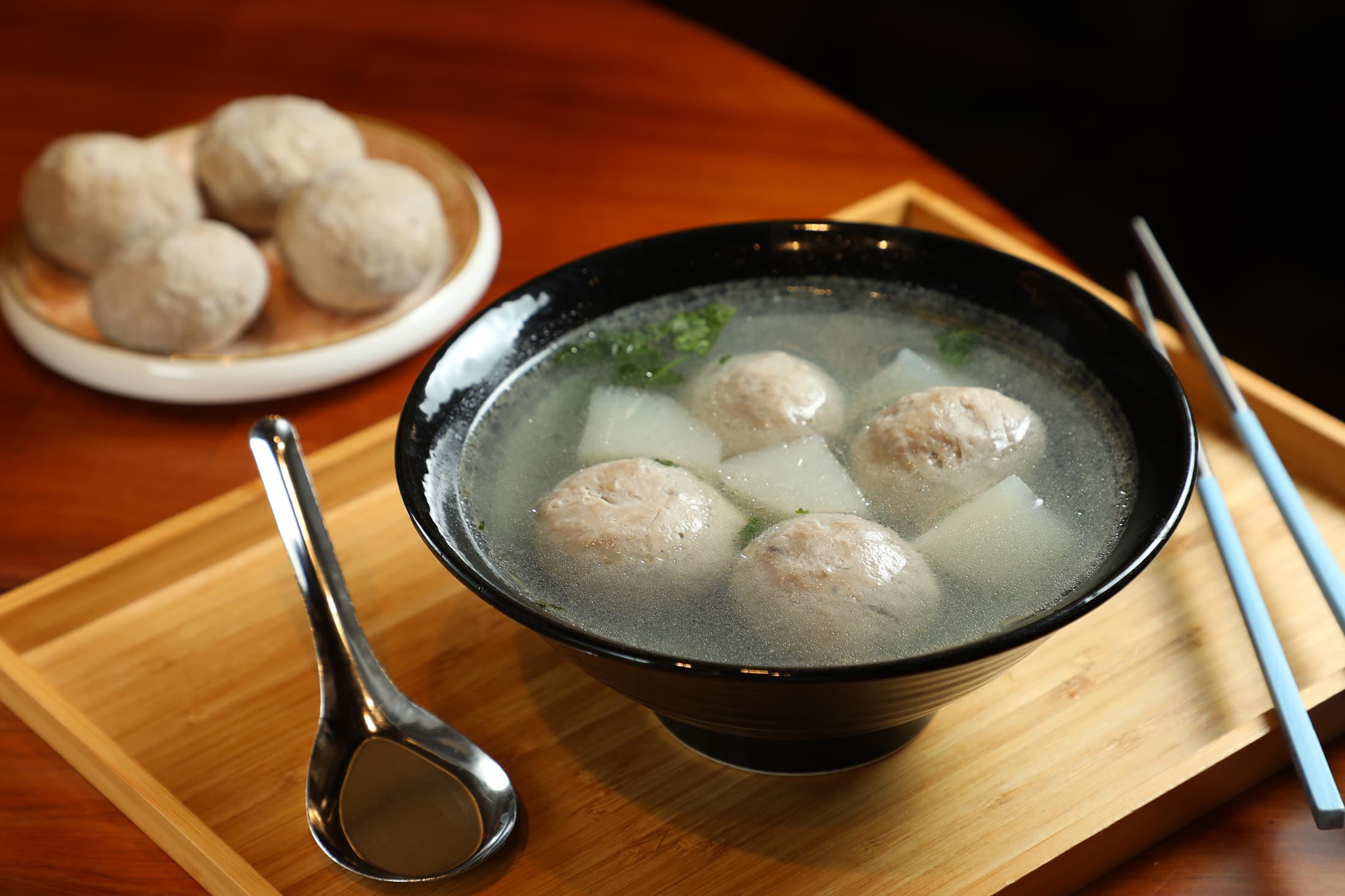 「聰明愛台丸」以新鮮豬肉包覆Q彈干貝，融合豬肉的肥美與大海鮮甜。（299元／包、6顆）
