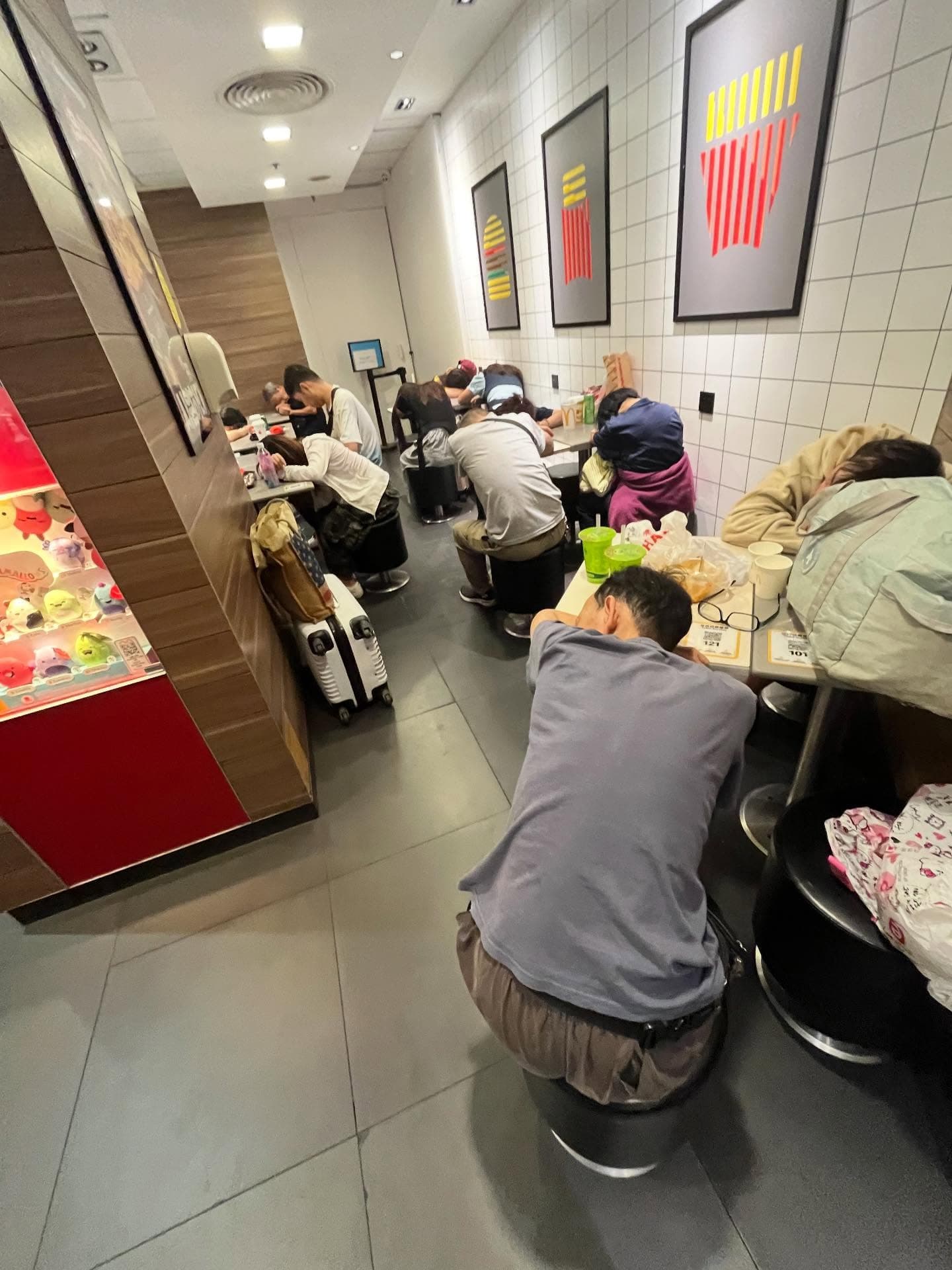 中國「五一黃金週」甫結束，不過不少中國客前往香港旅遊，卻出現未訂飯店，選擇夜宿麥當勞或露營。（翻攝自Threads）