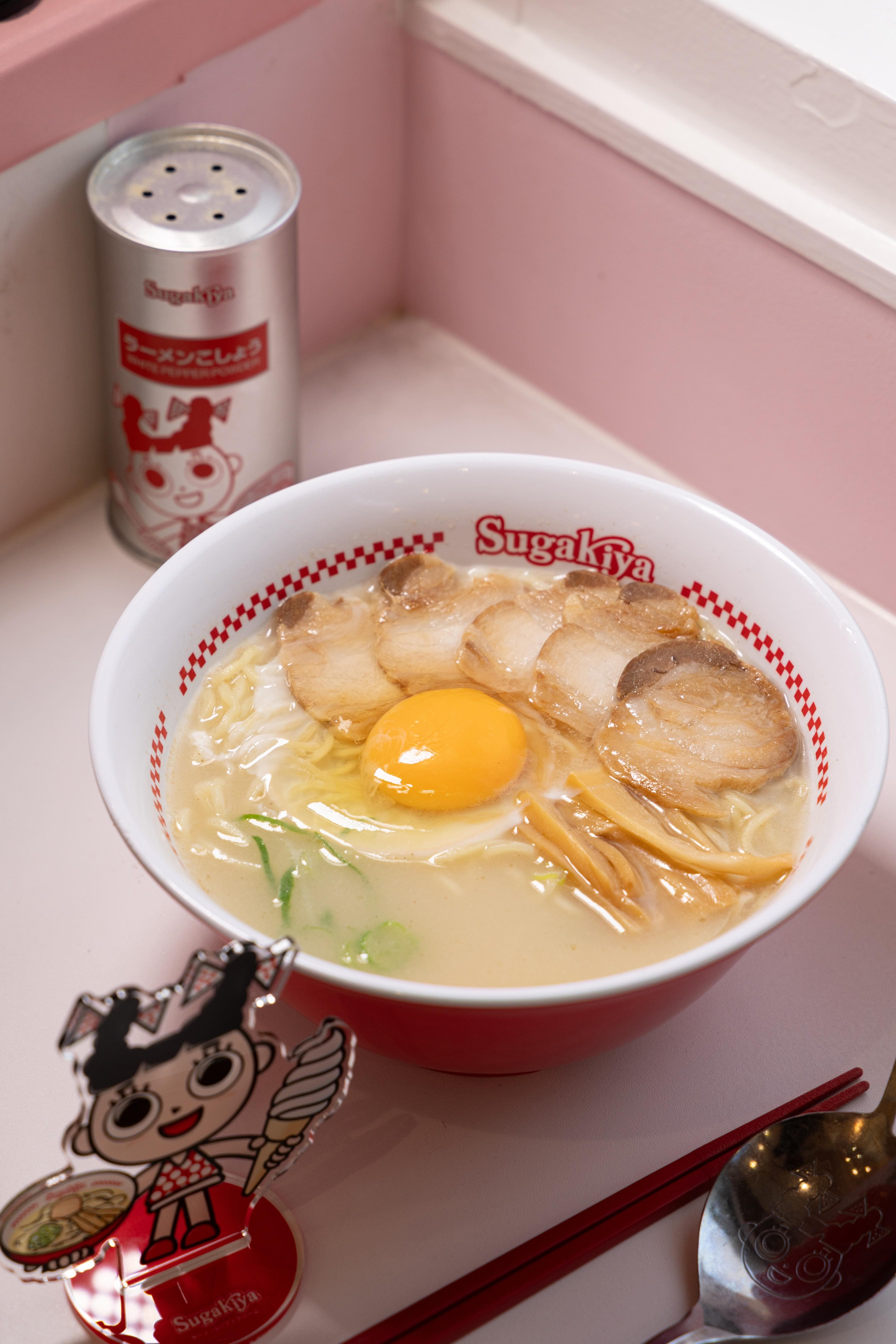 「特製ラーメン」以招牌日式豚骨風湯頭為基底,搭配叉燒、半熟蛋、筍乾與蔥花,價格同樣很親民。(740日圓/個,約NT$148)