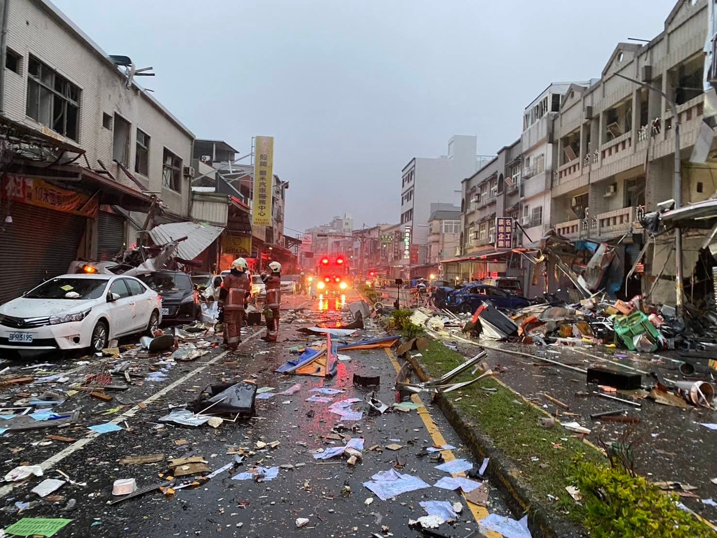 新竹市東區高翠路一間便當店9日凌晨發生疑似瓦斯氣爆，強大爆炸威力波及整條街區，現場滿目瘡痍。（翻攝Sweety施淑婷臉書）