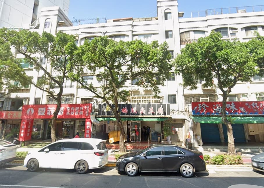 玉里橋頭臭豆腐為在台北中山區，對面就是大直美麗華，附近是連棟店面住宅，有許多住戶。（翻攝自Google Maps）