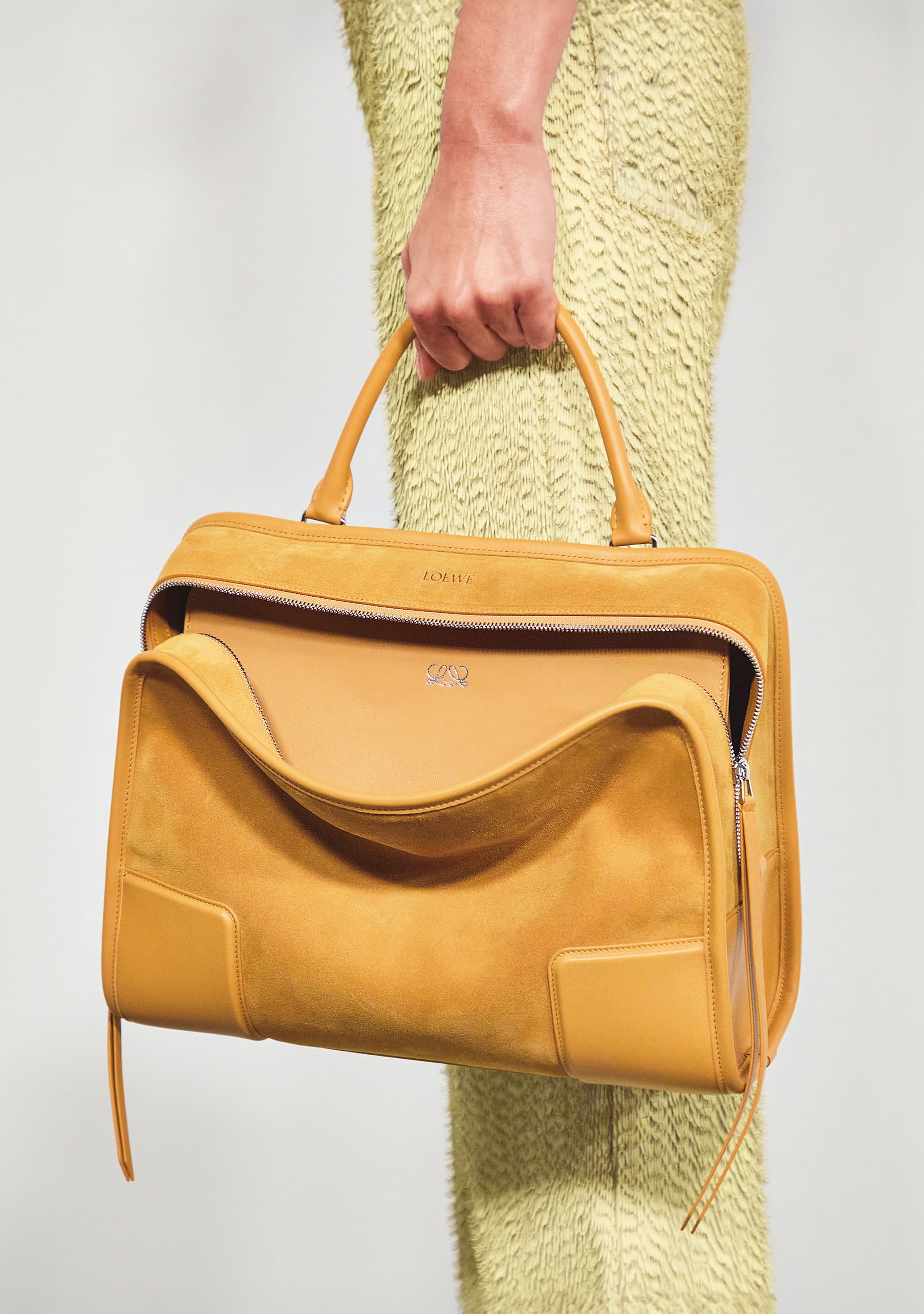 Amazona 180包款以敞開方式攜帶。(LOEWE提供)
