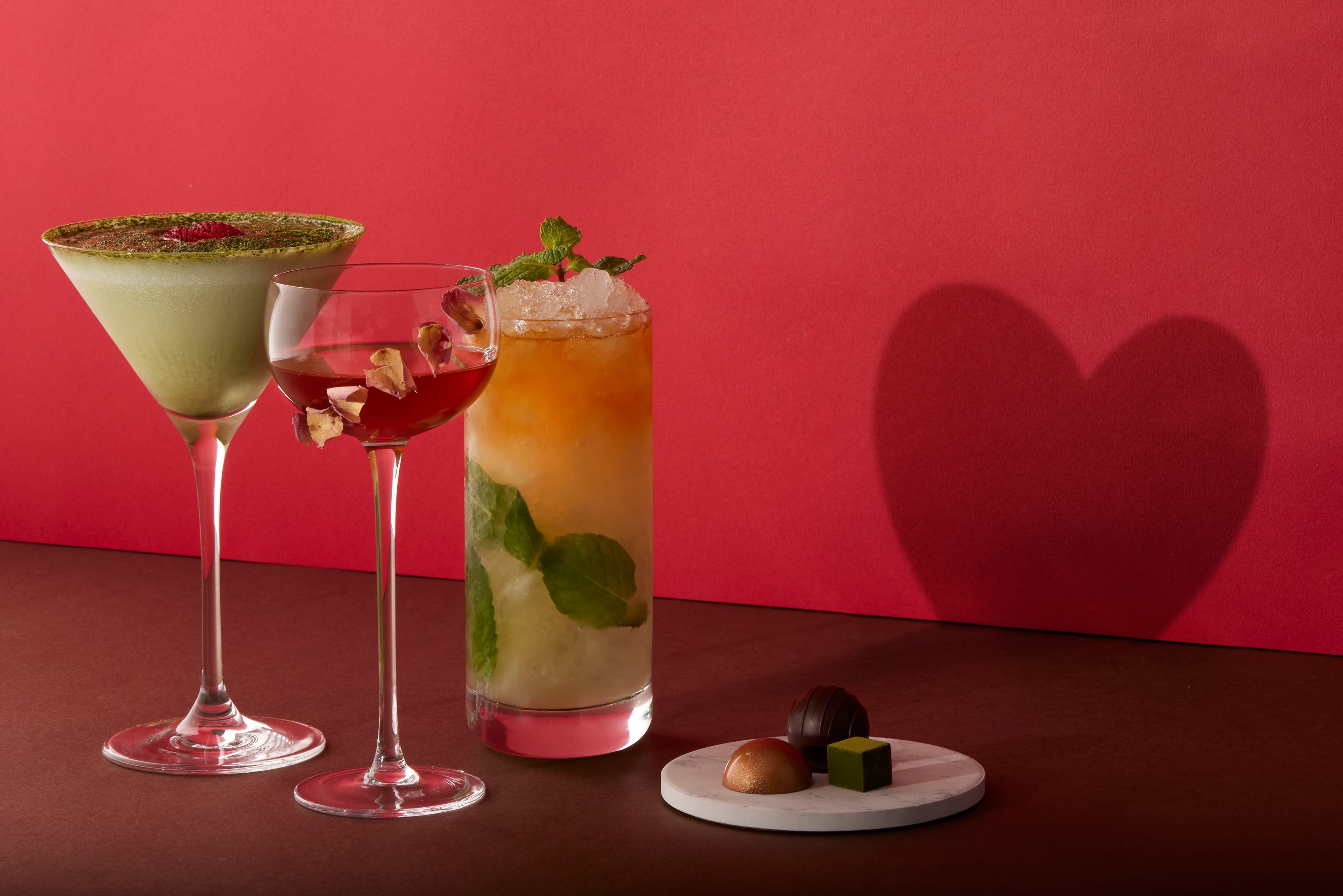 The Terrace大廳酒吧推出搭配「Feeling18」巧克力的三款情人節調酒，每杯420元，3杯再享組合價1,000元。（台北艾麗酒店提供）