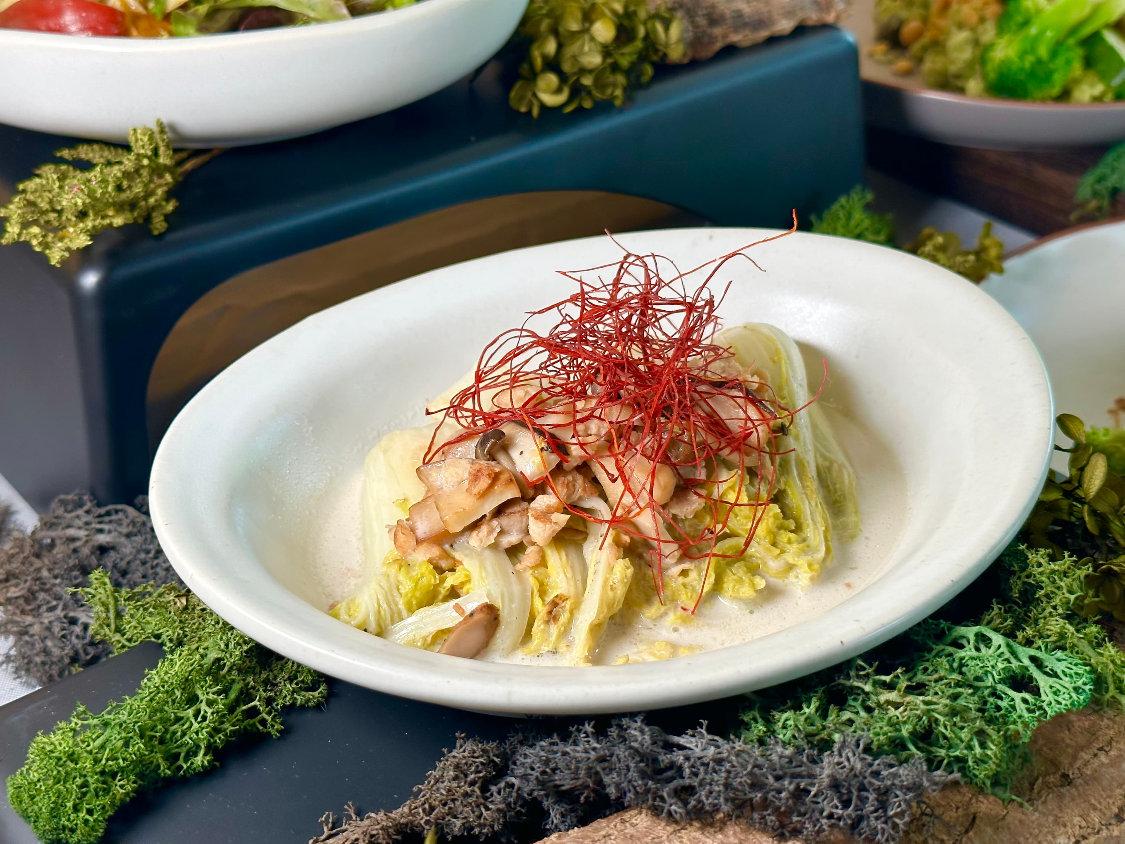 「蘭香煨新豬肉娃娃菜」以斑斕葉椰漿燉煮娃娃菜，搭配素肉末與綜合菇類，嘗來奶香濃郁，清甜爽口。（300元／份）