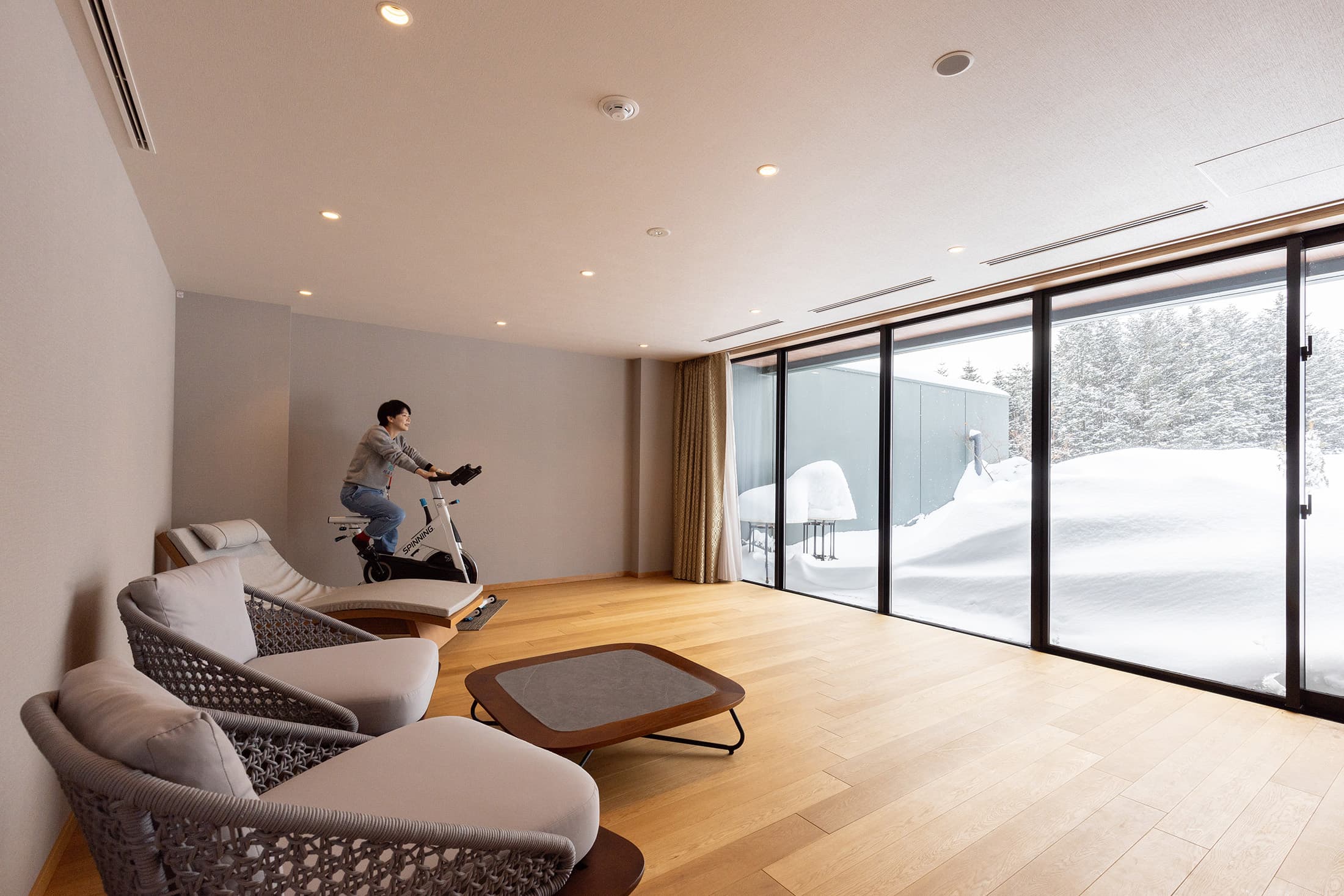 總統套房二樓的健身空間可以飽覽雪場夢幻雪景。