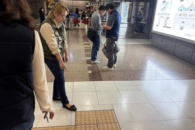 黃淑君指出，板橋車站轉乘捷運或公車的地下道，對身心障礙者而言堪稱「無障礙地獄」。（黃淑君提供）