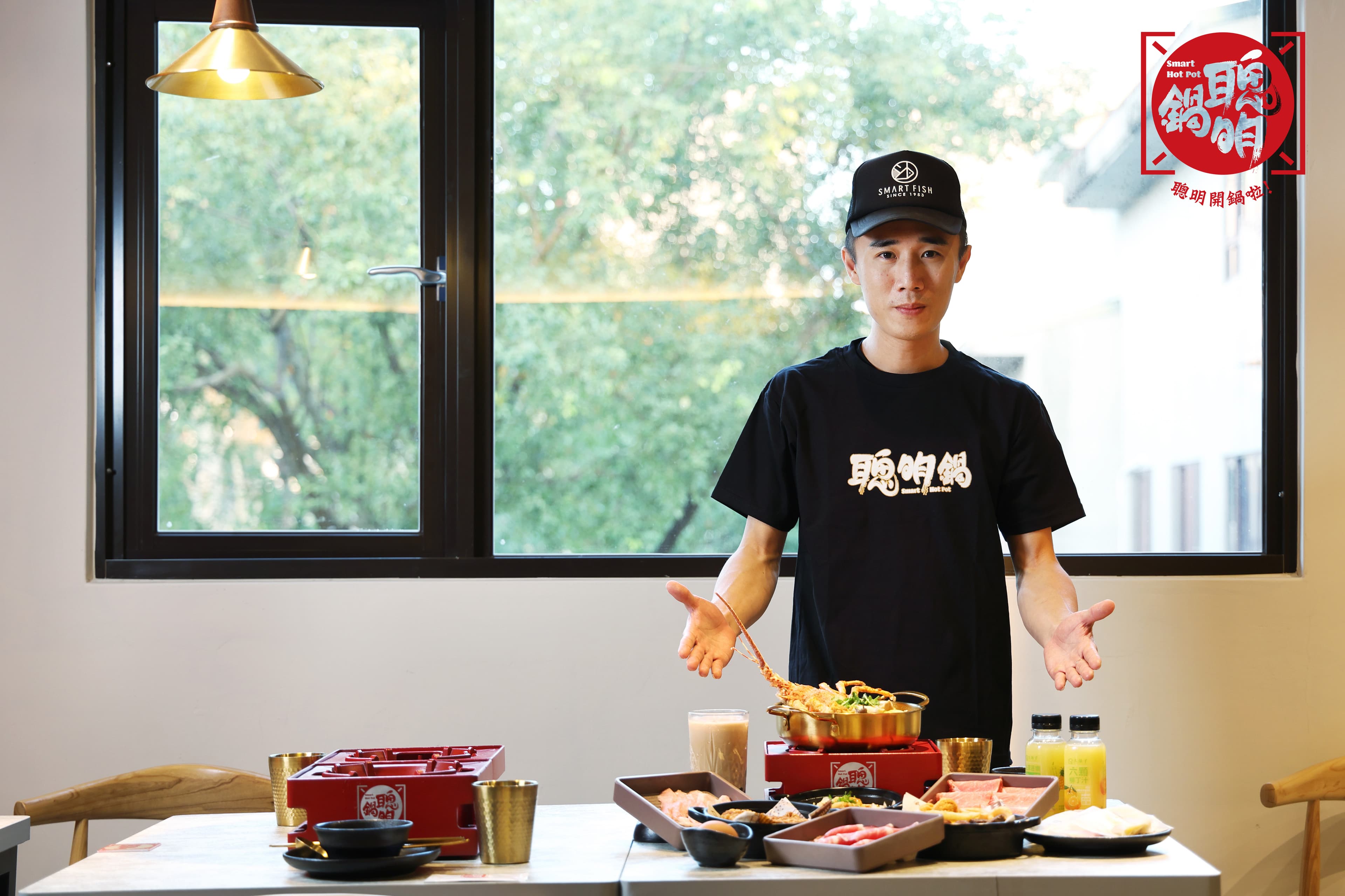 在林聰明沙鍋魚頭任職超過10年的資深店經理、聰明鍋主陳冠廷表示，消費可享自助飲料吧，招待鄉親免費喝，加點飲品也可以升級小奢華如阿里山冷泡茶、聰明洛梅飲等。（聰明鍋提供）