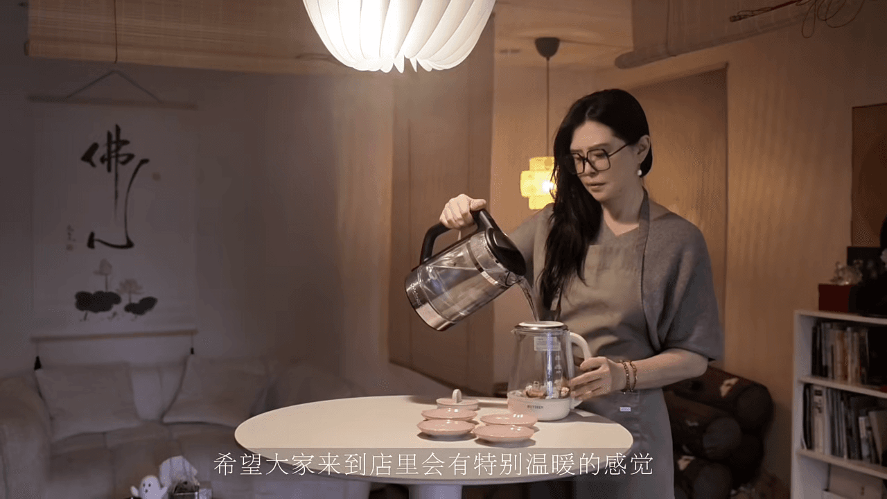 王祖賢在艾灸館裡,親自為客人準備養生茶。(翻攝小紅書)