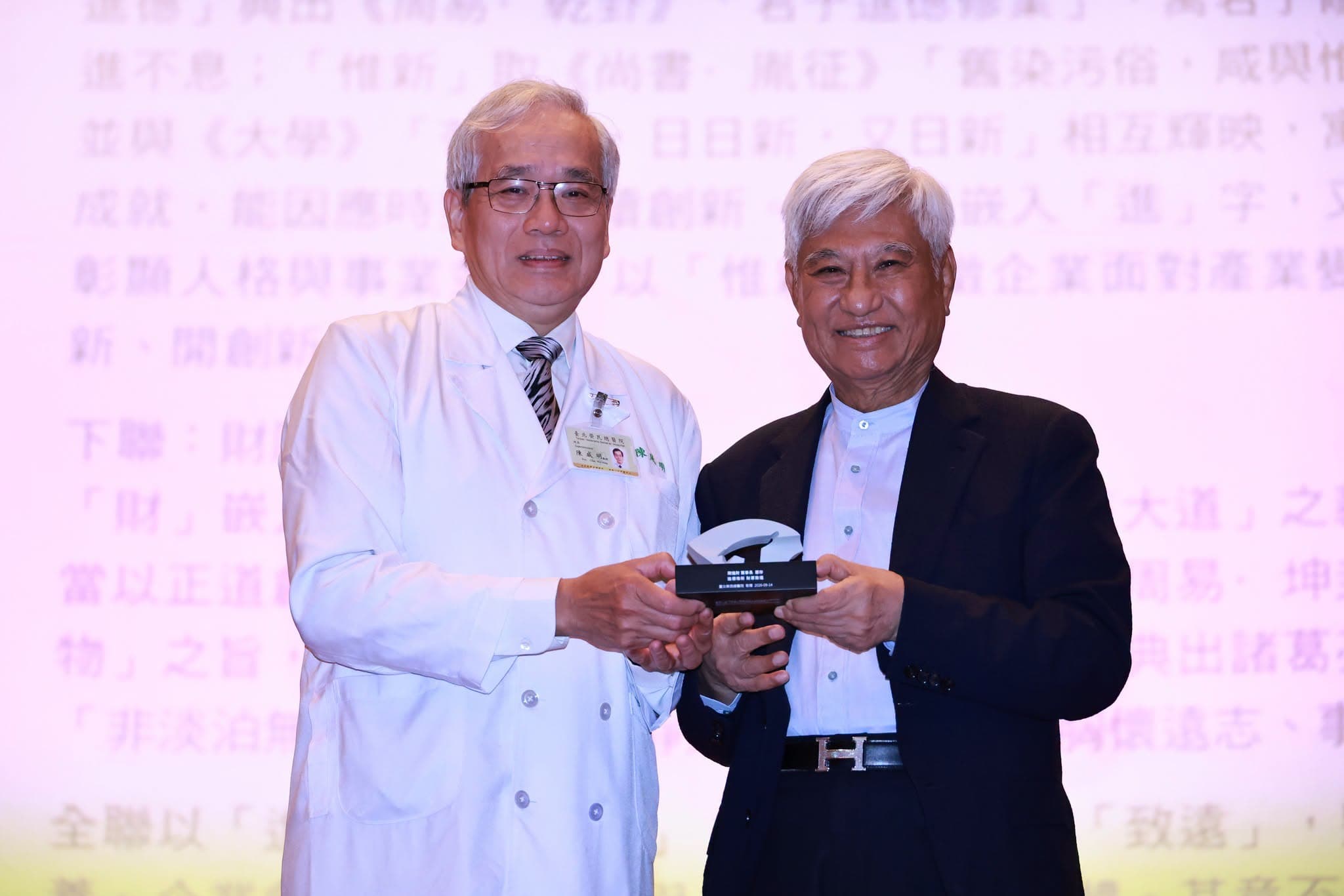 穩懋半導體董事長陳進財到北榮演講。(臺北榮民總醫院提供)