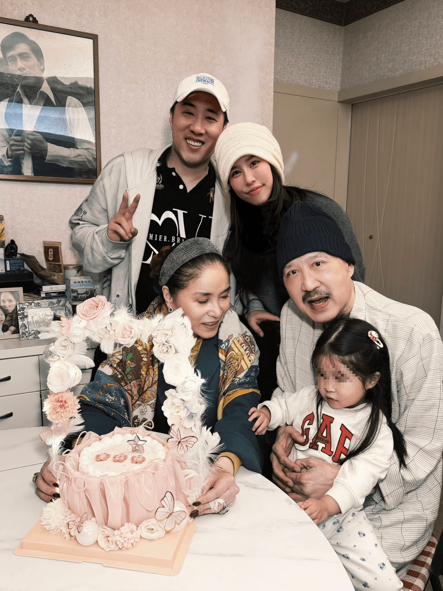 余祥銓和妻子柔柔，以及父親余天、女兒小元寶團聚，幫媽媽李亞萍慶生。（翻攝余祥銓臉書）