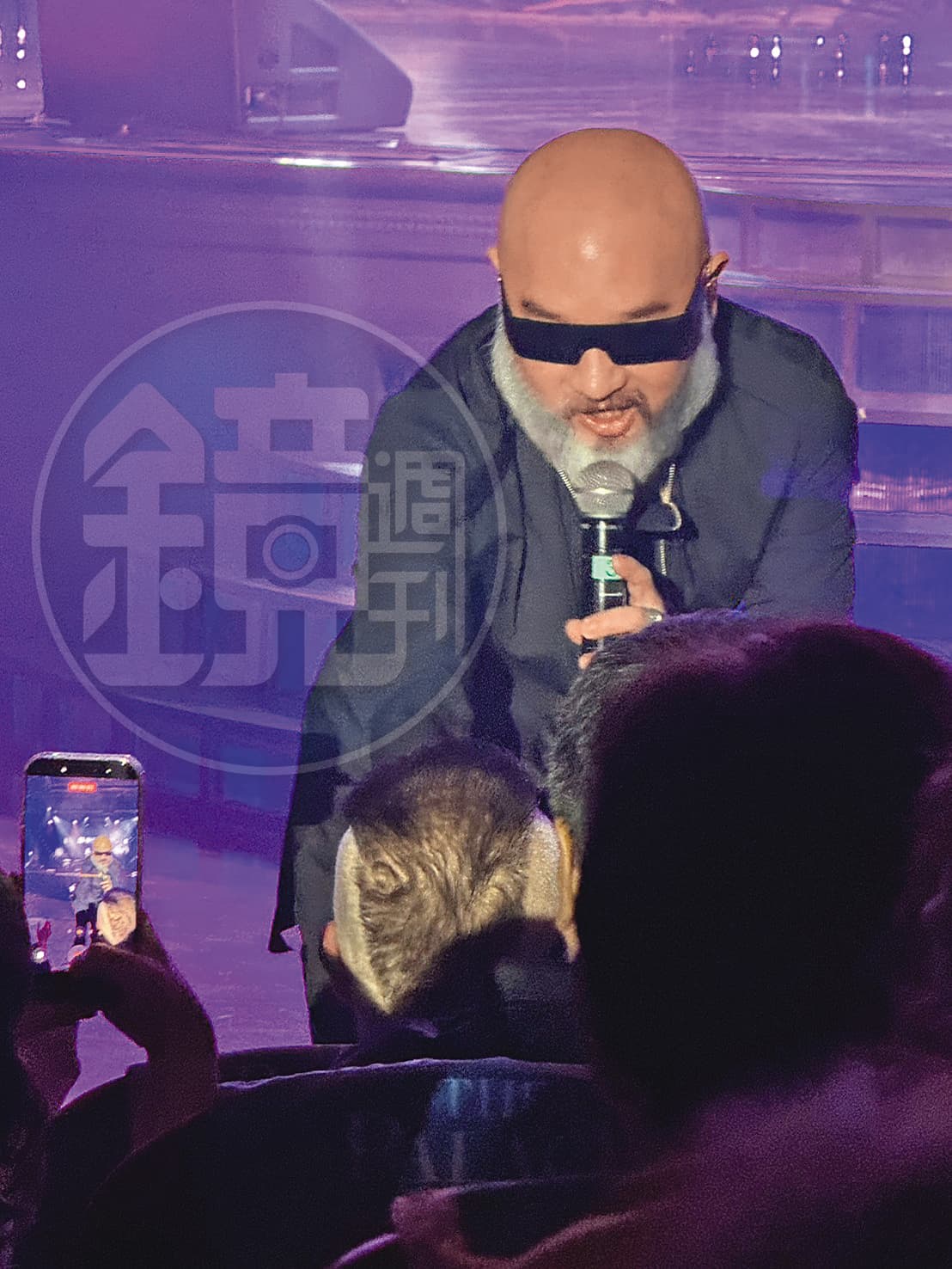 辛龍在郵輪上現身陳美鳳的大秀演出,還下台與觀眾互動。