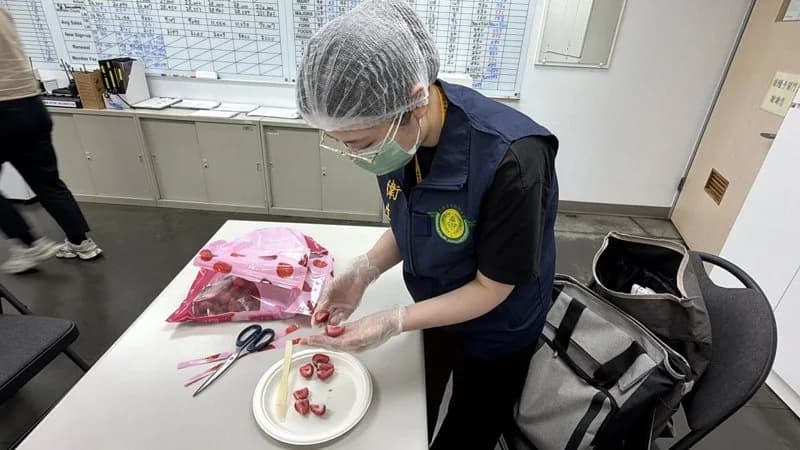 高市衛生局人員獲報前往美式賣場稽查冷凍草莓。（高雄市衛生局提供）
