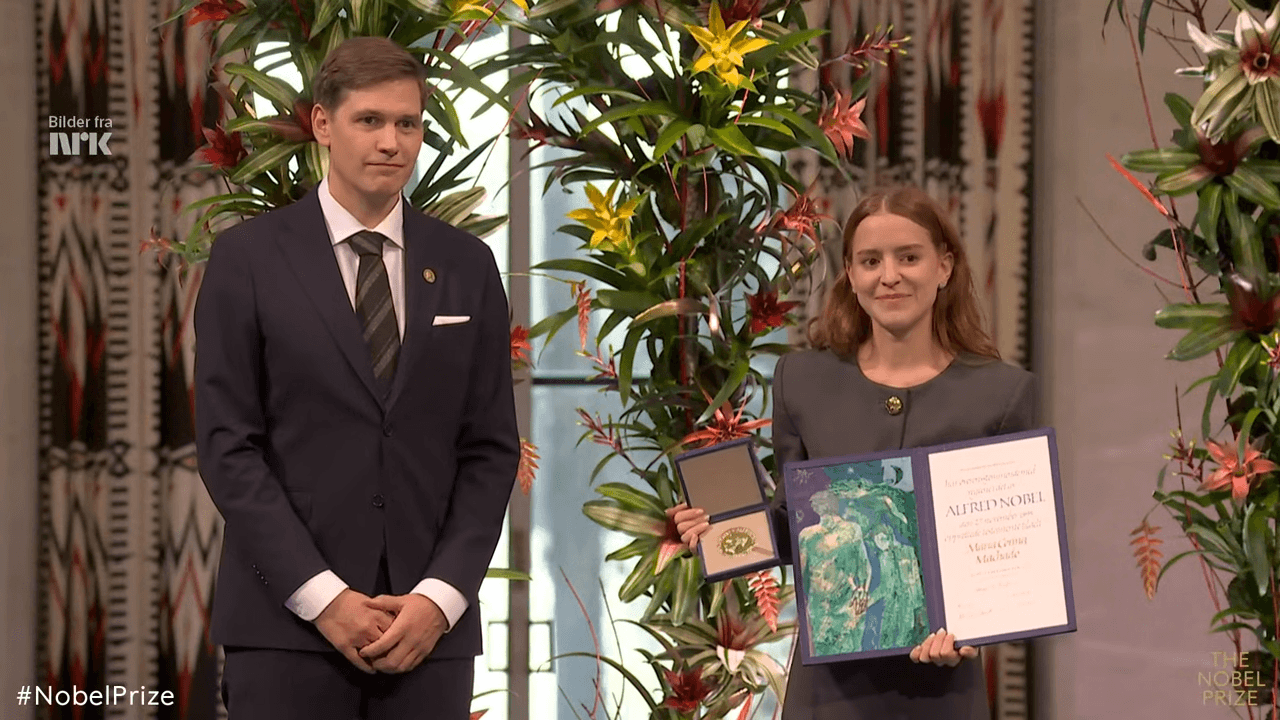 女兒安娜為馬查多代領諾貝爾和平獎。（翻攝自YouTube  Nobel Prize）