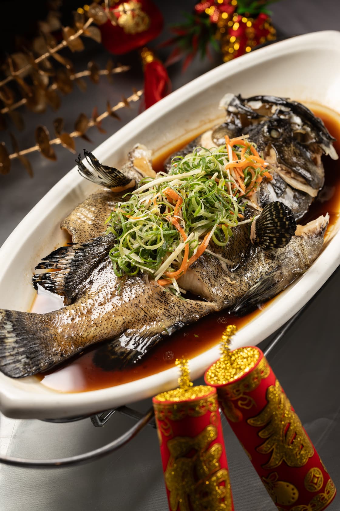 「甘露石斑魚」蒸煮時間掌握得恰到好處，使得魚肉上桌時能維持最細緻的口感。（6,000元、8,000元年菜套餐菜色）