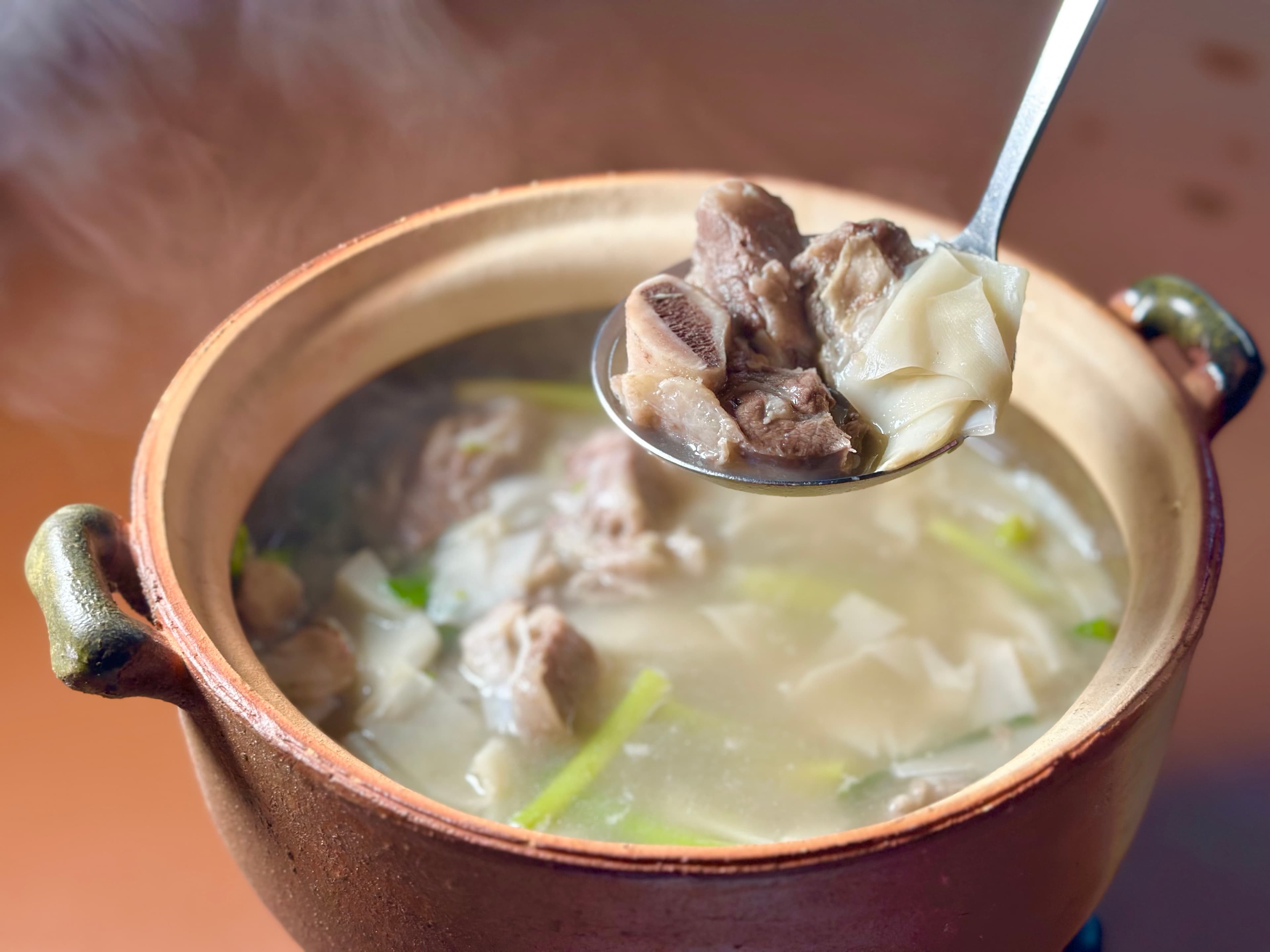 「筍香燉湯」有朝天椒的辛辣和濃厚香茅味，帶骨牛小排軟嫩夠味。（780元／份）