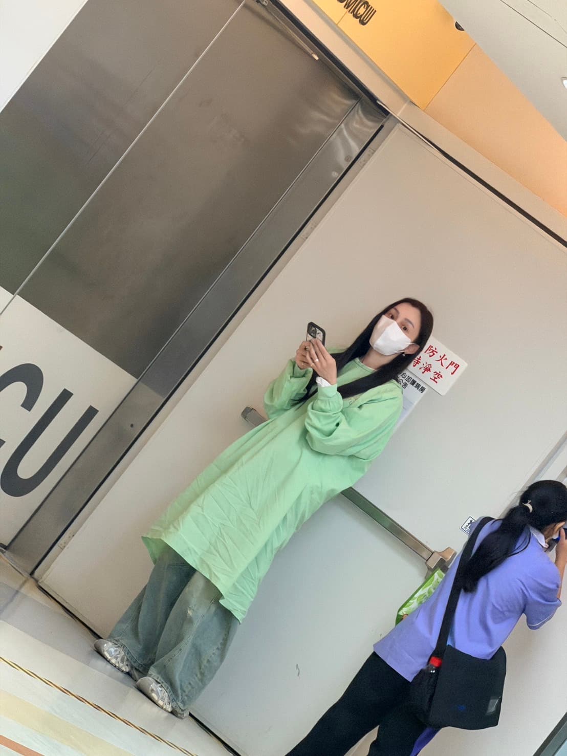 范瑋琪守在加護病房門口，等待探望黑人。