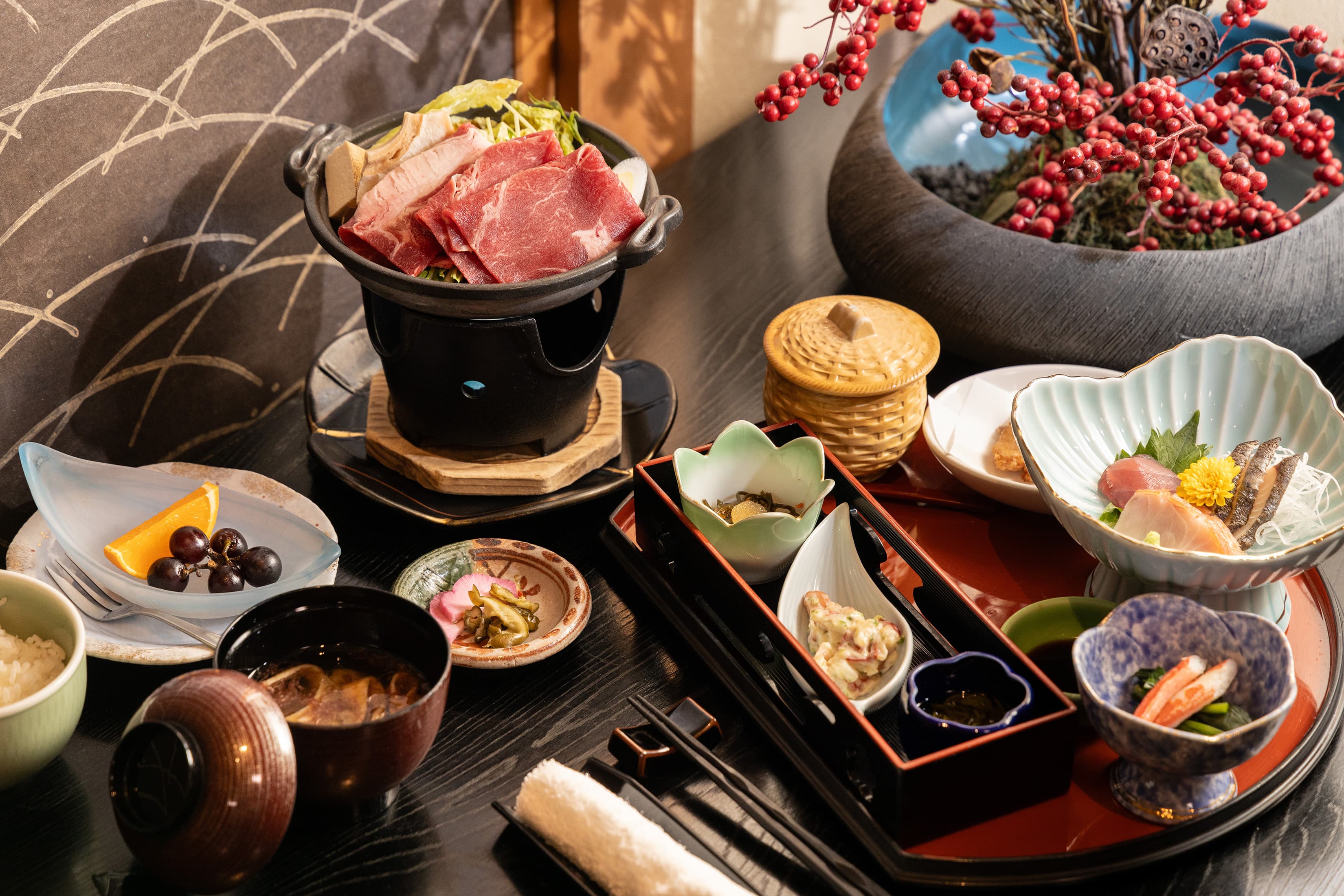 七時雨提供前澤牛壽喜燒等日式餐點。（一泊二食晚餐內容）
