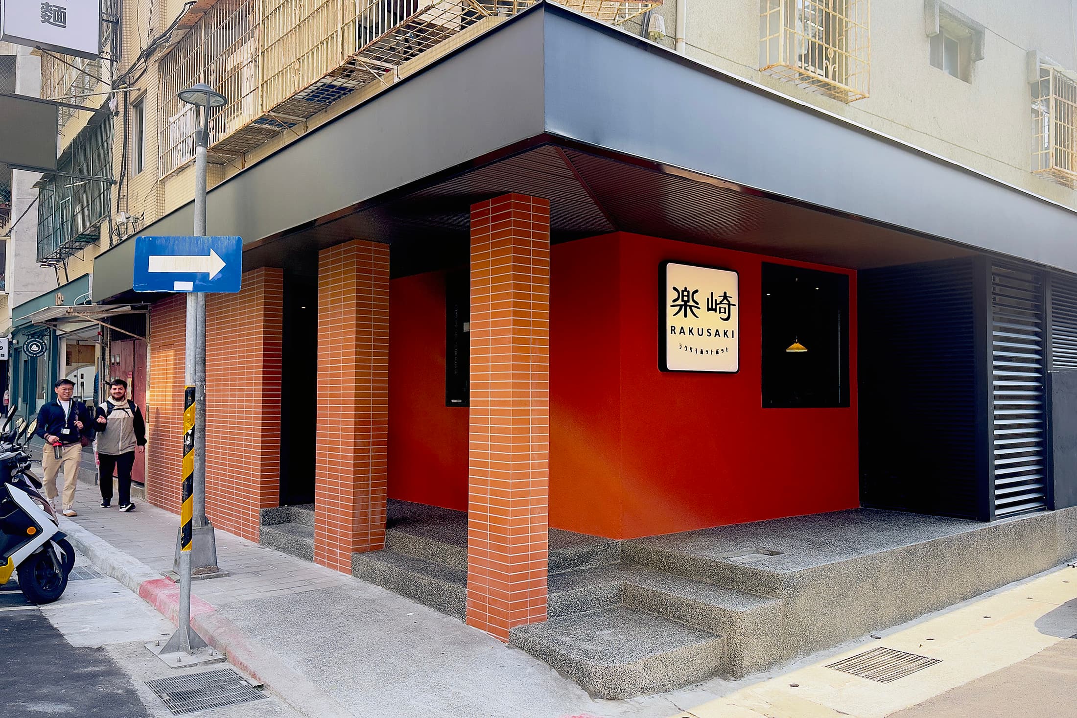 樂崎火鍋信義店座落於台北象山腳下,外觀設計宛如一間老派咖啡館。