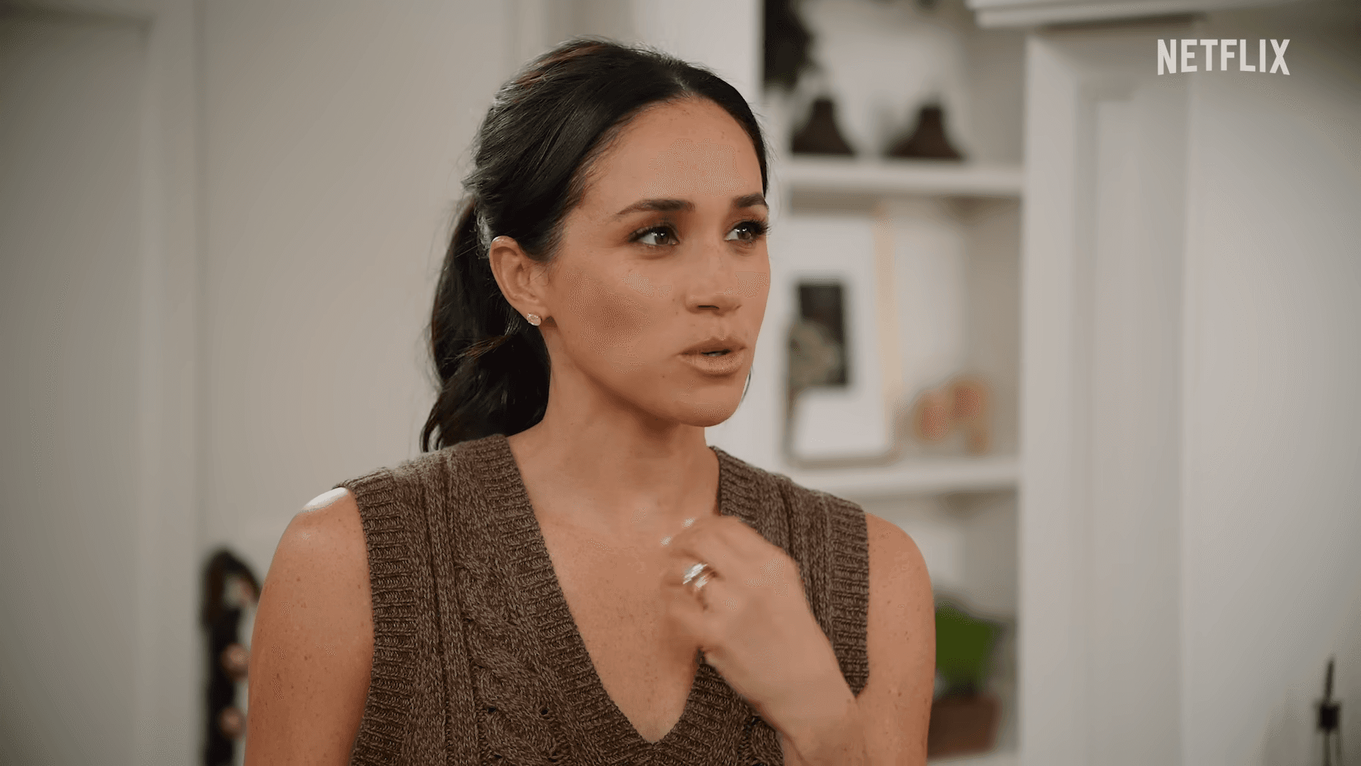 梅根穿Gabriela Hearst針織背心。（翻攝Netflix）