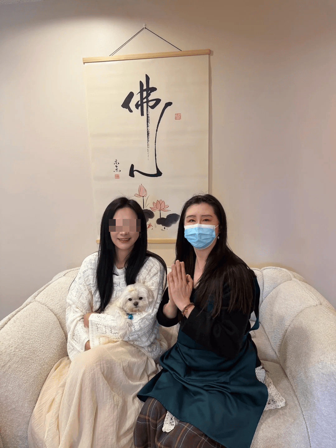 因為燒艾灸煙霧大，王祖賢戴著口罩，與粉絲合照，充滿禪意。（翻攝小紅書）