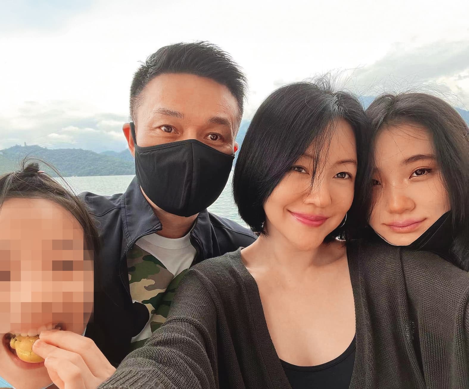 小S（右二）和許雅鈞（左二）育有3個女兒，如今都已出落得亭亭玉立。（翻攝自小S徐熙娣臉書）
