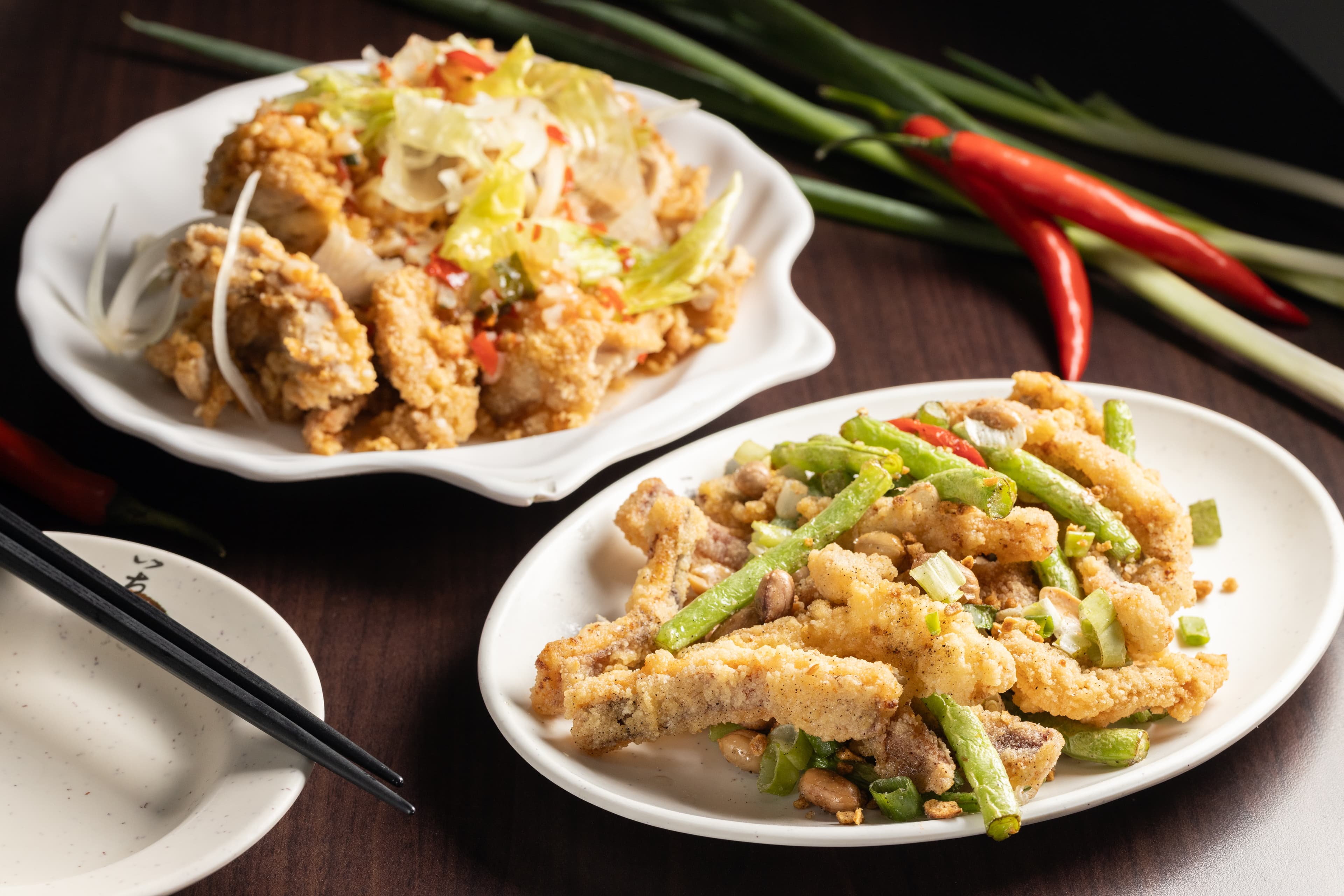中卷可做三杯、鹽酥或涼拌,「鹽酥中卷」(前,220元/份)搭配四季豆;與酸甜的「椒麻雞」 (後,200元/份)兩者都很下飯。