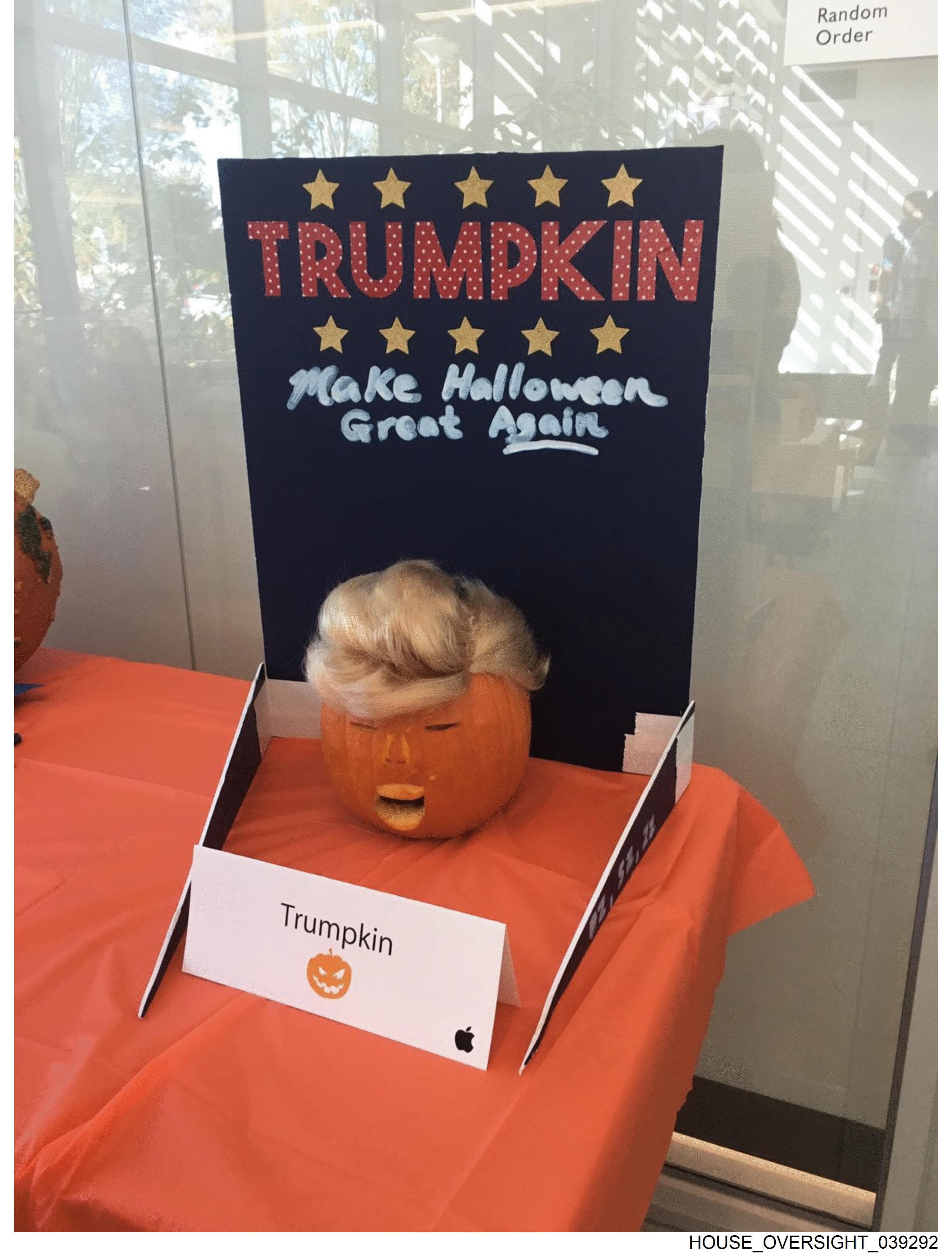 川普造型的南瓜，名稱為「Trumpkin」。（翻攝House Oversight Democrats）
