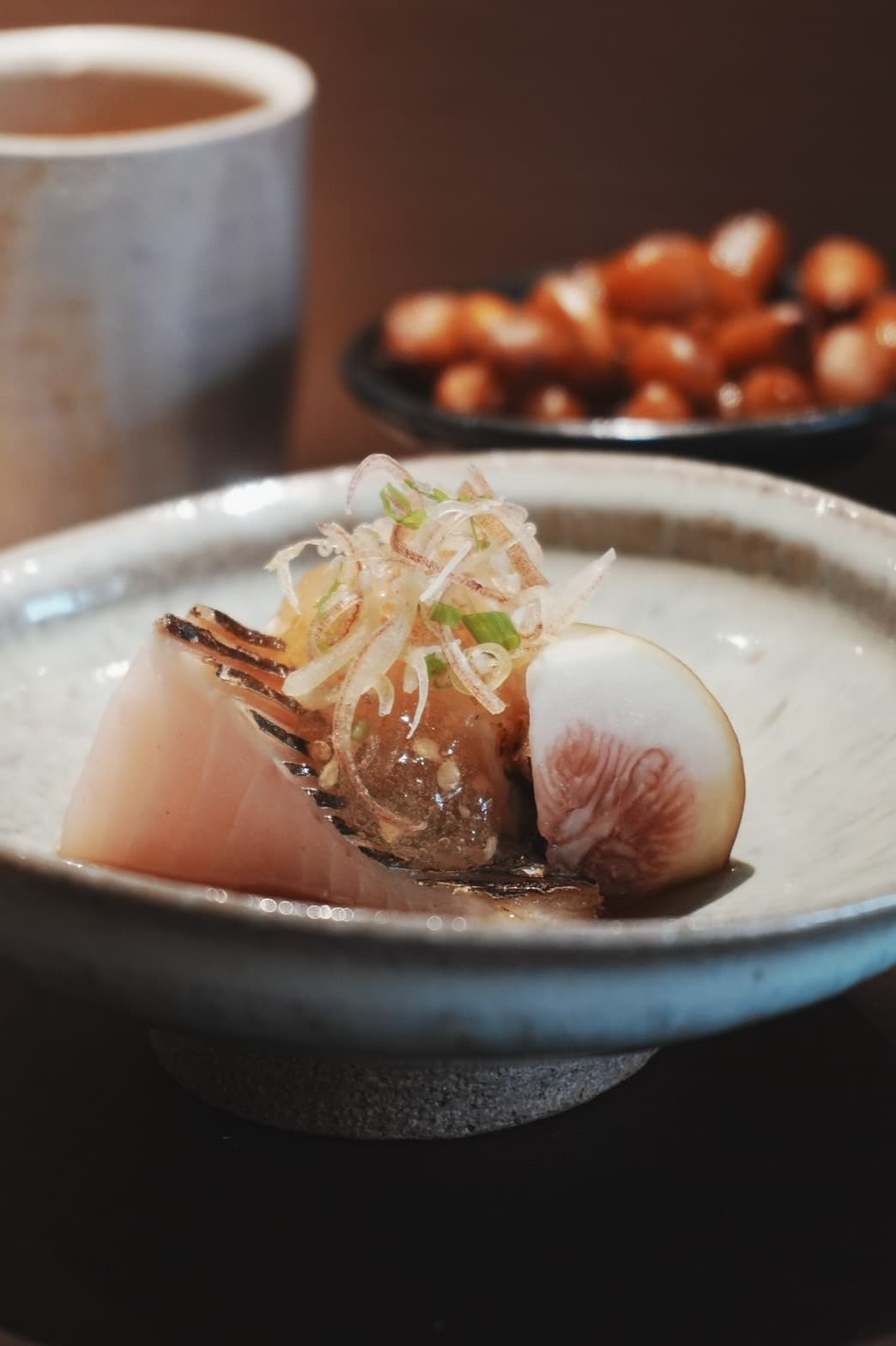 「鰆魚橙醋小品」將鰆魚魚皮大火煎出帶焦感香氣，搭配橙醋帶出明亮酸香。