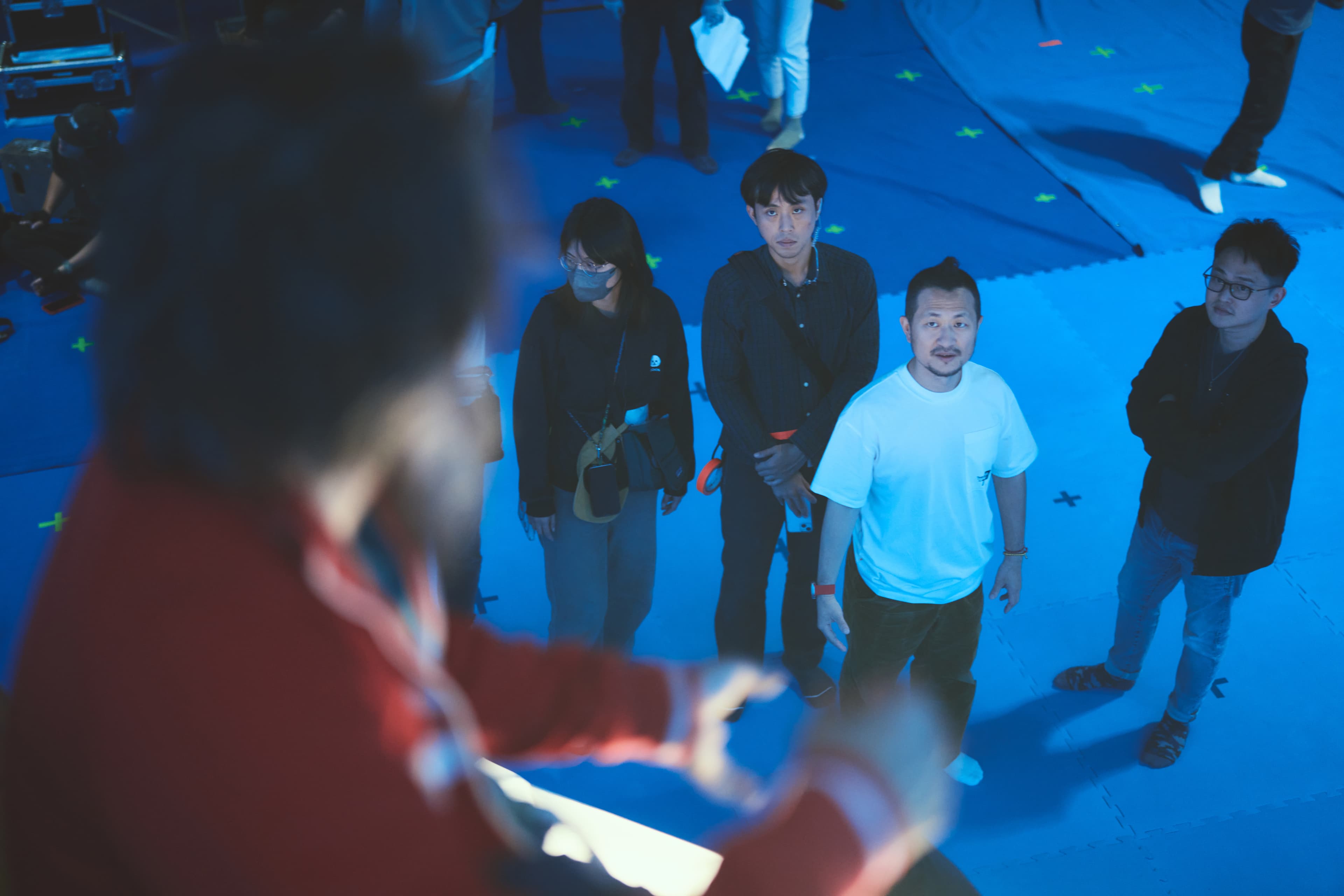 導演九把刀（右二）在特效攝影棚內與工作人員討論。（麻吉砥加提供）