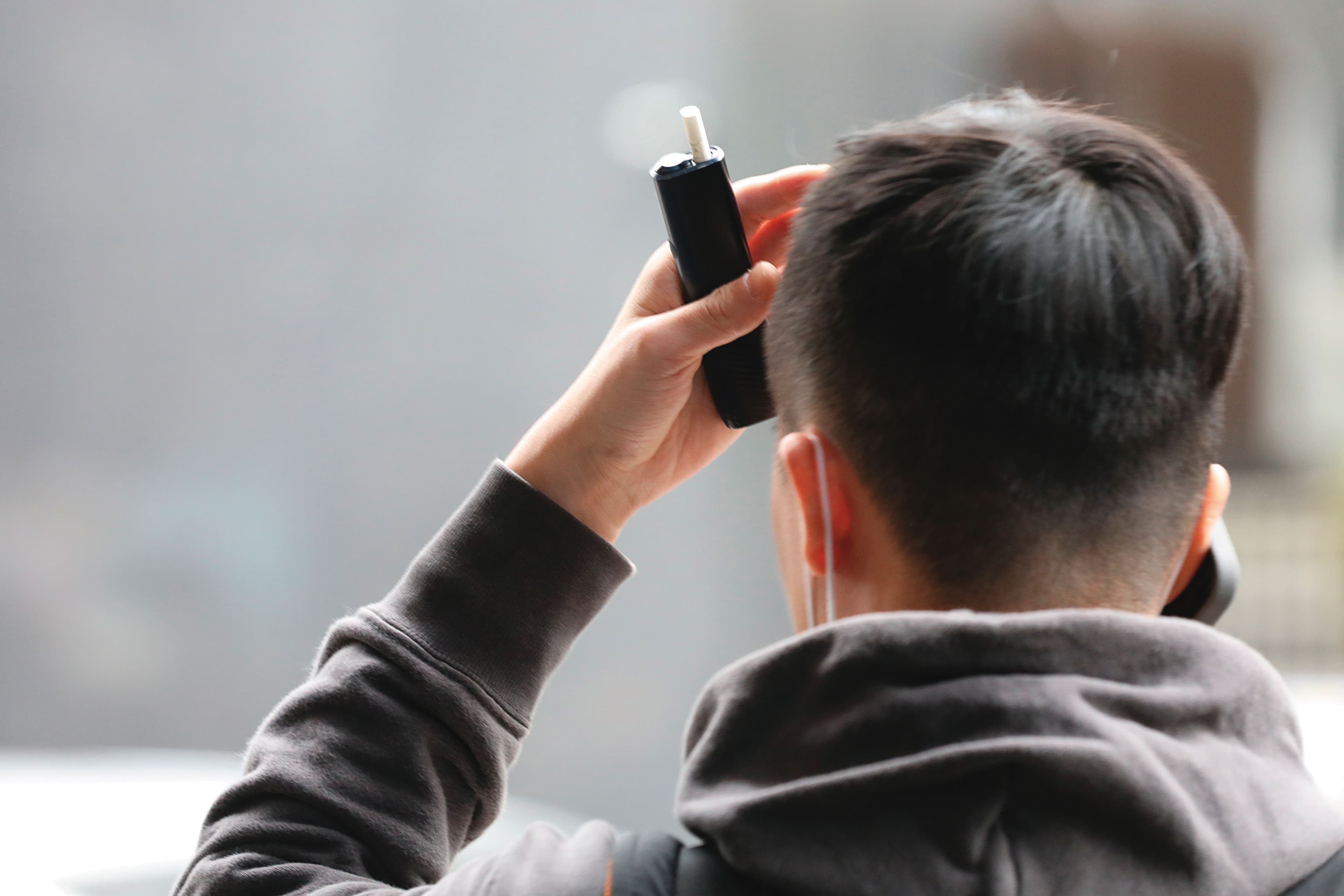 青少年受社群平台影響，認為電子菸外型酷炫是流行風潮，開始嘗試吸食。（示意畫面）
