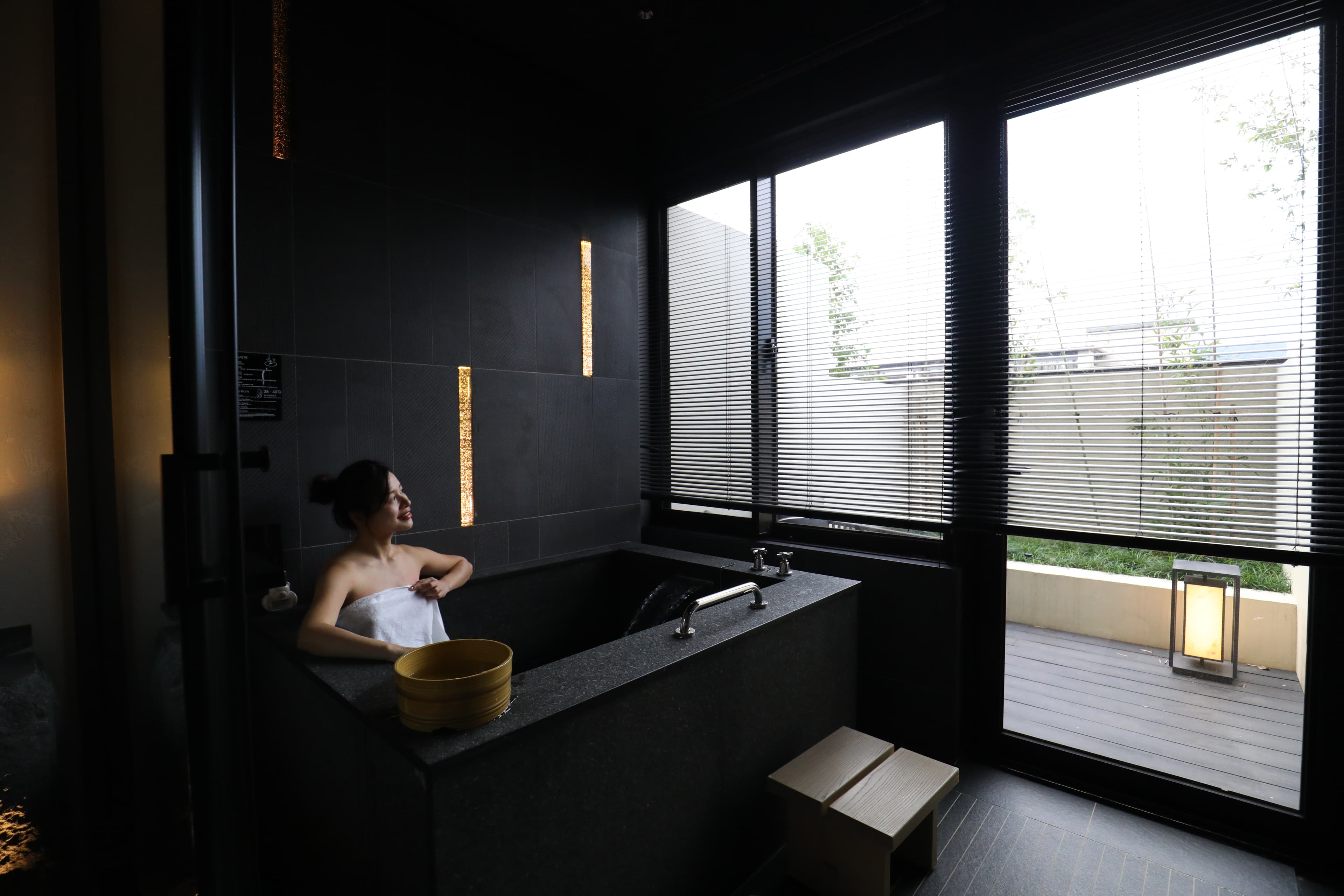 16間獨立溫泉湯屋格局略有不同，分成「望月湯屋」「詠月湯屋」與「泉月湯屋」三種房型。