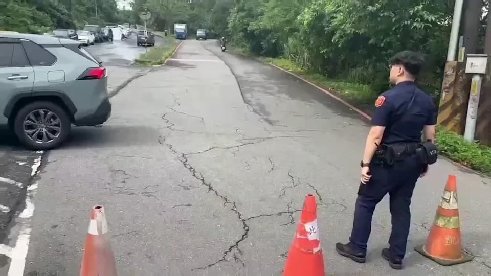汐止伯爵山莊巷口，在連日大雨後路面出現大規模裂痕。（警方提供）
