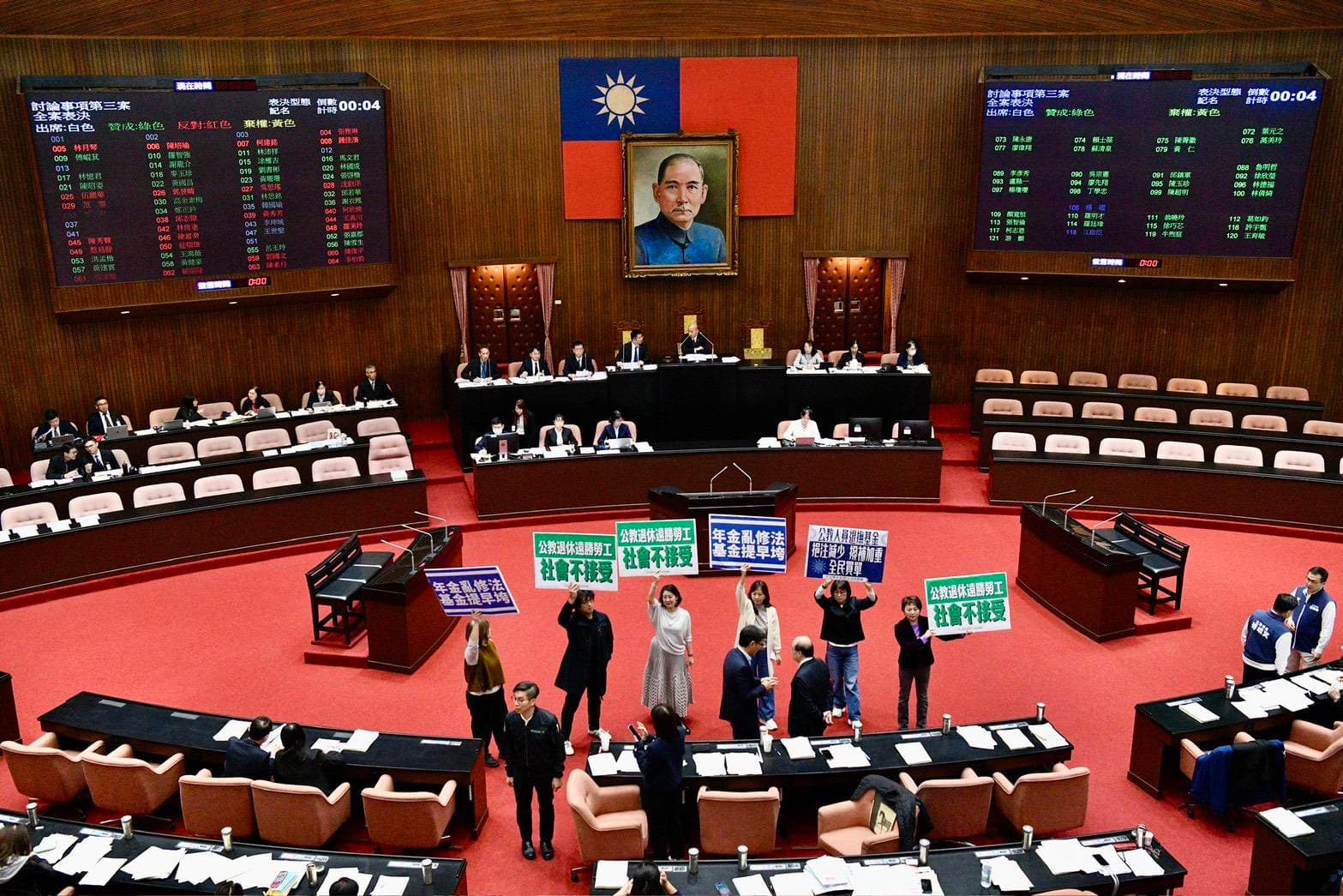立法院日前三讀通過反年改相關修法。（鏡報李智為攝）