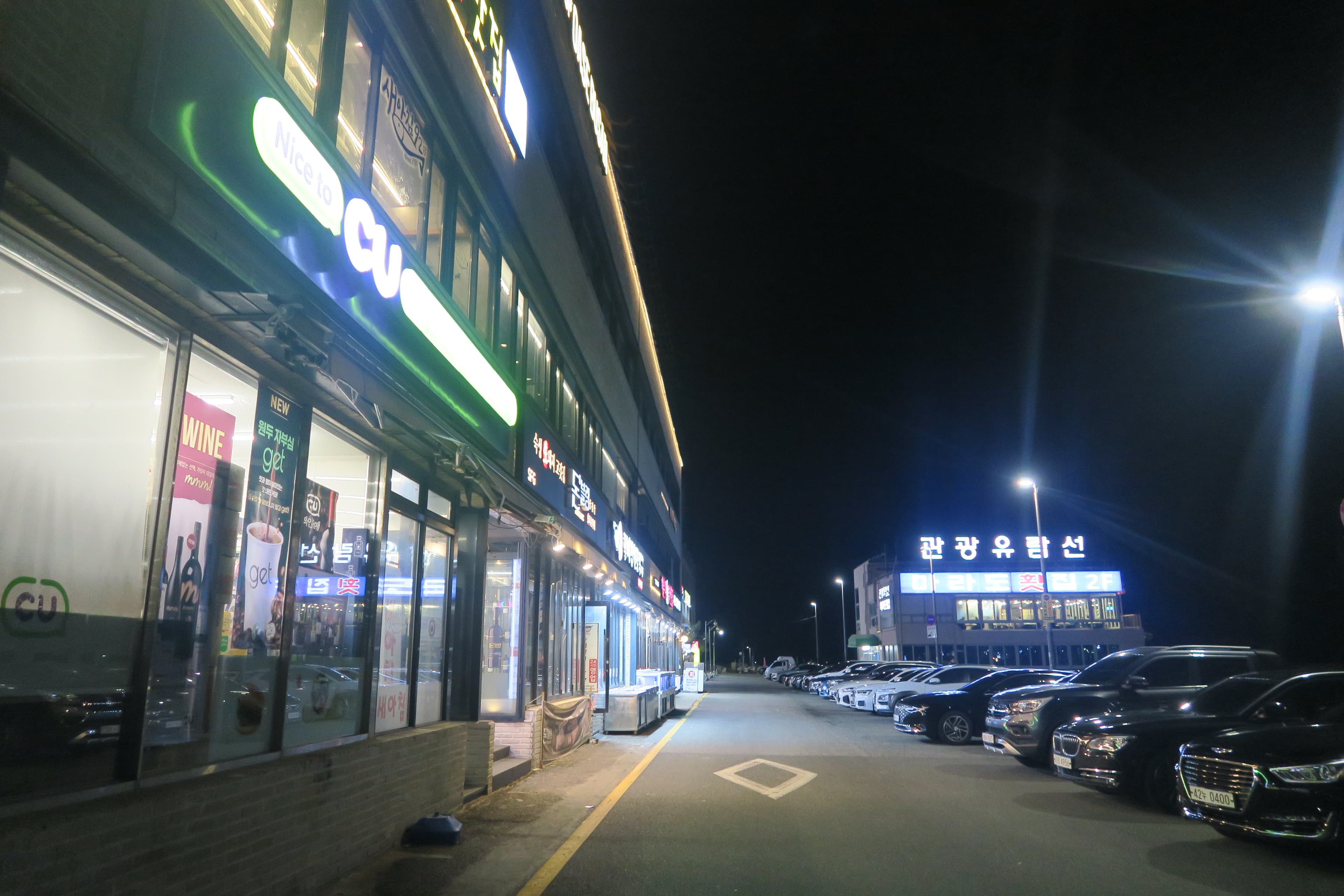 Yulling樓下是一整排的傳統海鮮餐廳,恰好形成明顯對比。
