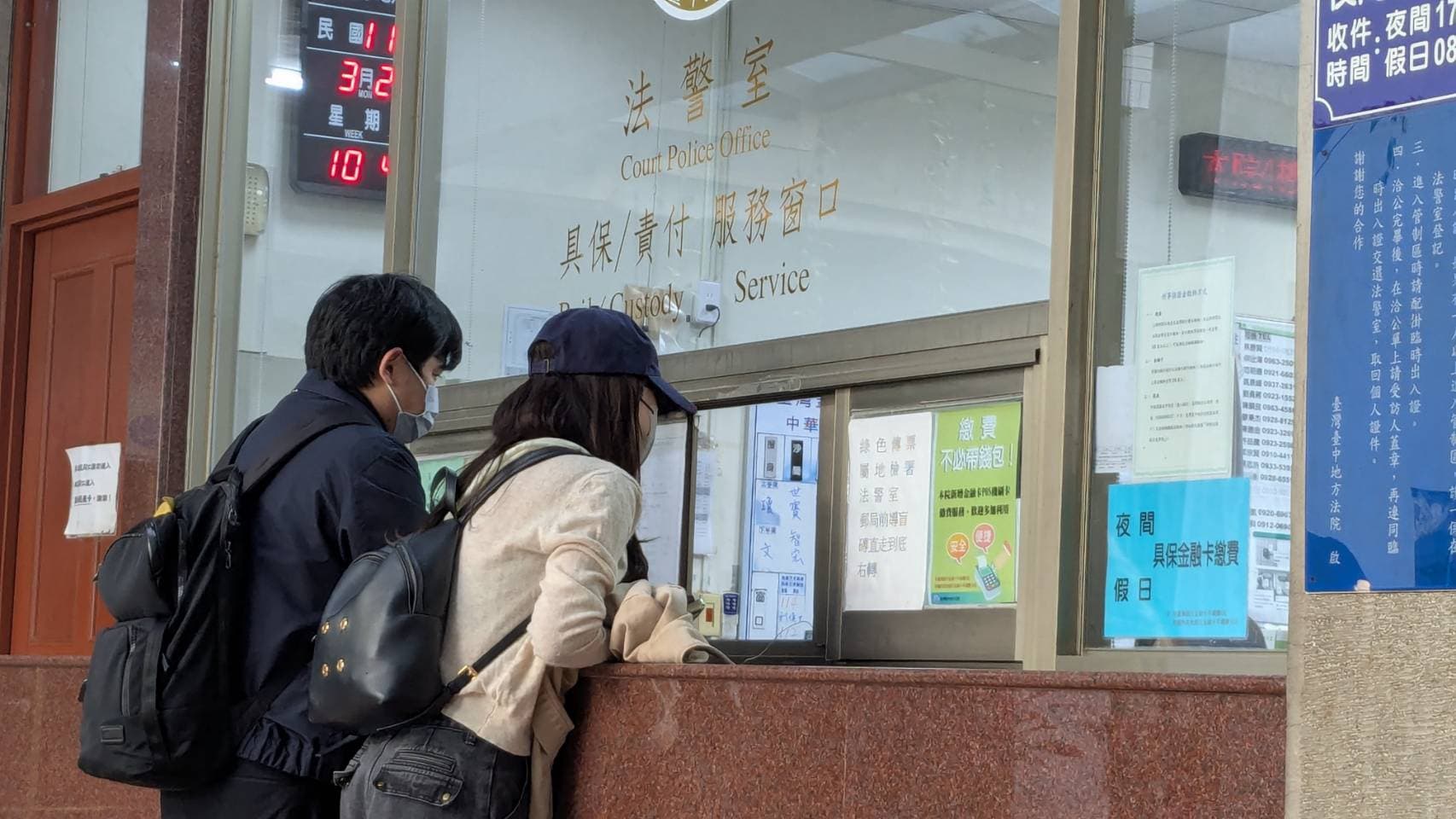 林明佐家屬到台中地院 法警室繳交保證金。