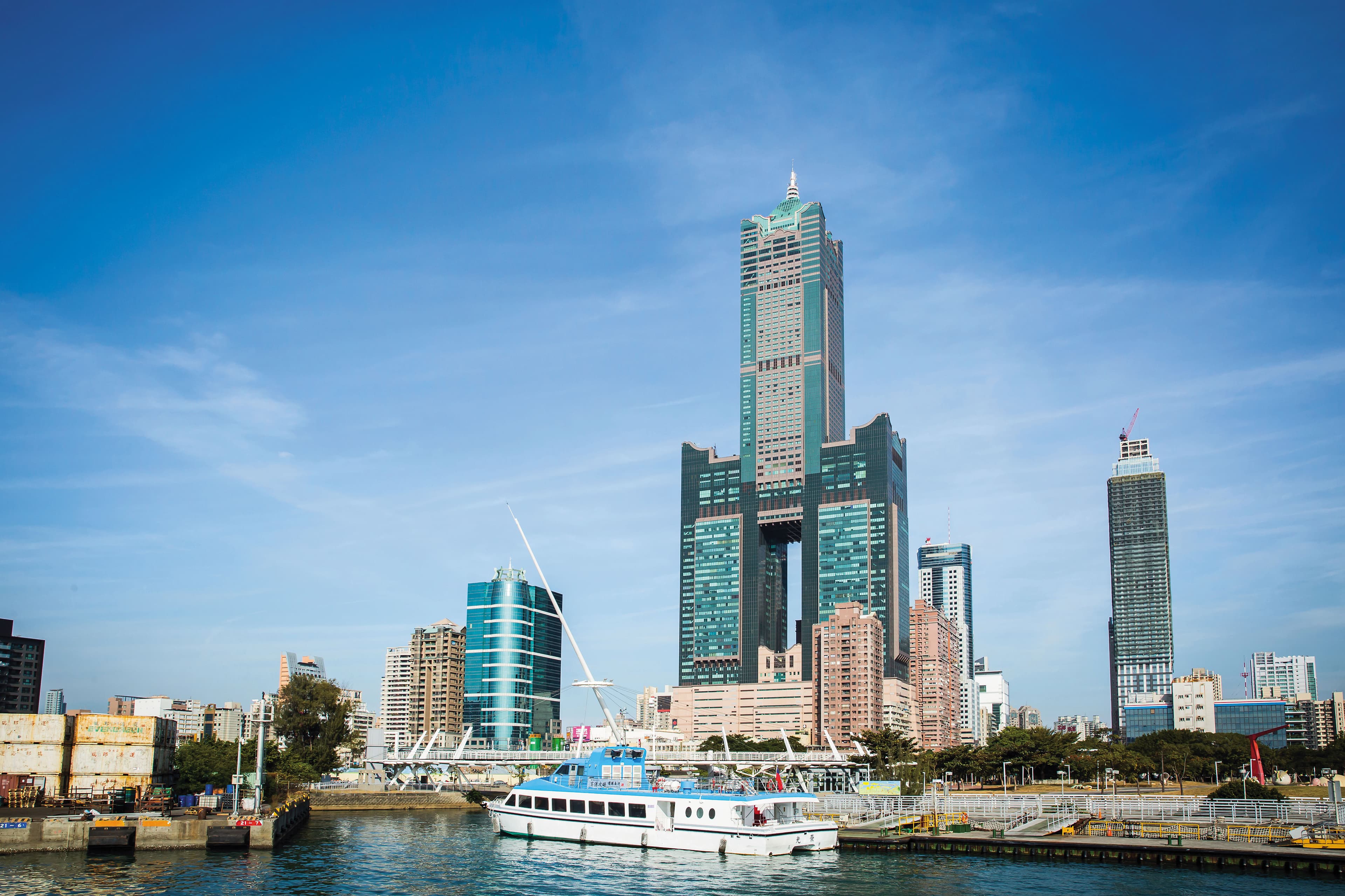 高雄港是台灣最大國際港埠，有潛力成為亞太地區海運轉運中心，也兼具觀光效益。