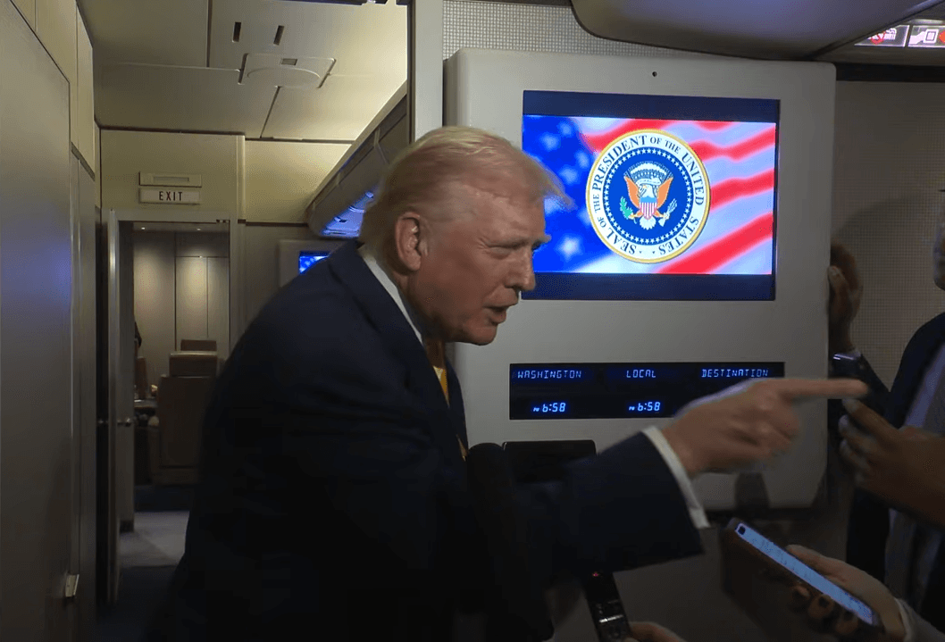 川普在空軍一號上，罵女記者「小豬」。（翻攝The White House YouTube頻道）