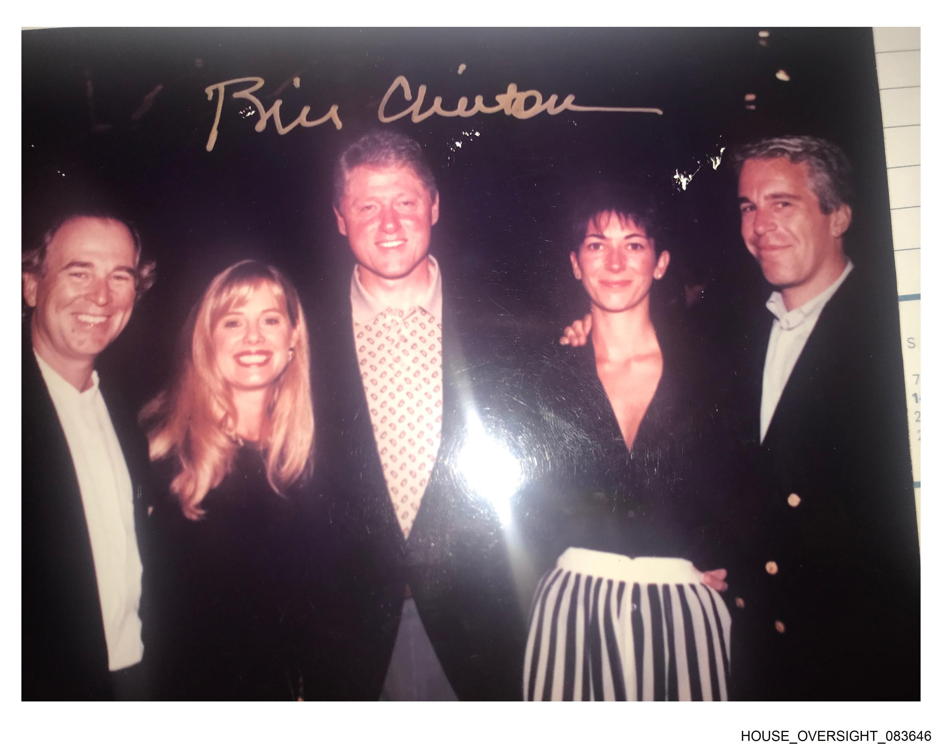 歌手吉米巴菲特（Jimmy Buffett，左起）和其妻子珍史拉格斯沃（Jane Slagsvol）、柯林頓、麥斯威爾（Ghislaine Maxwell）與艾普斯坦同框。（翻攝House Oversight Democrats）