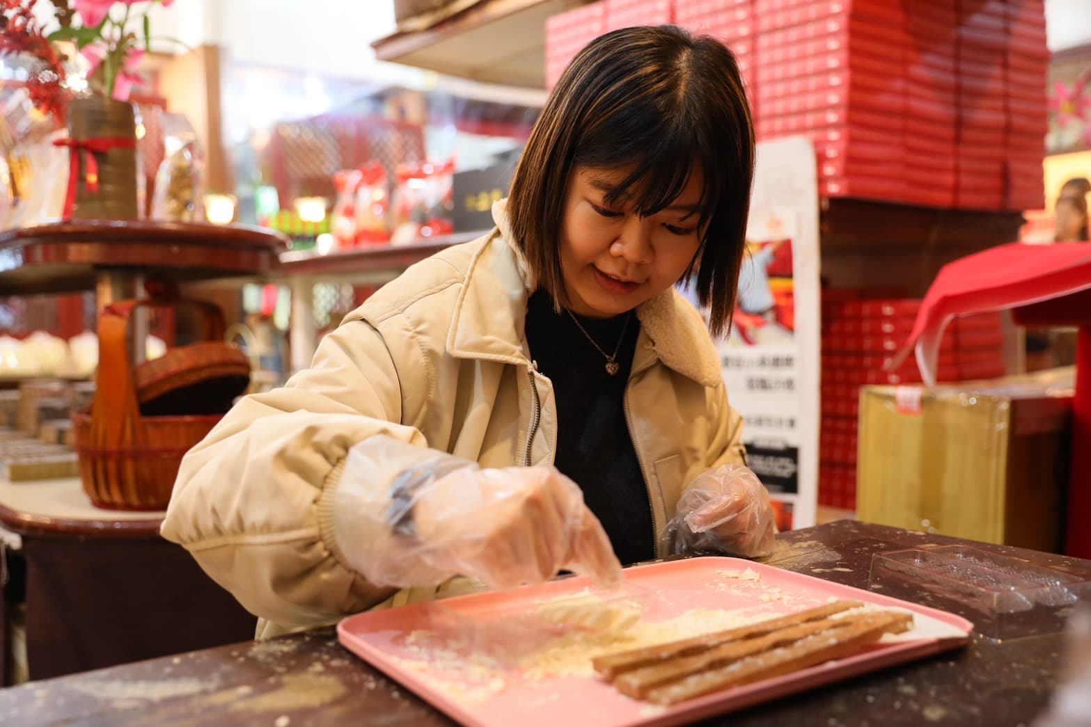 鳳眼糕看起來小巧單純，製作起來很不容易，「手勁」一大就很容易化在手中。