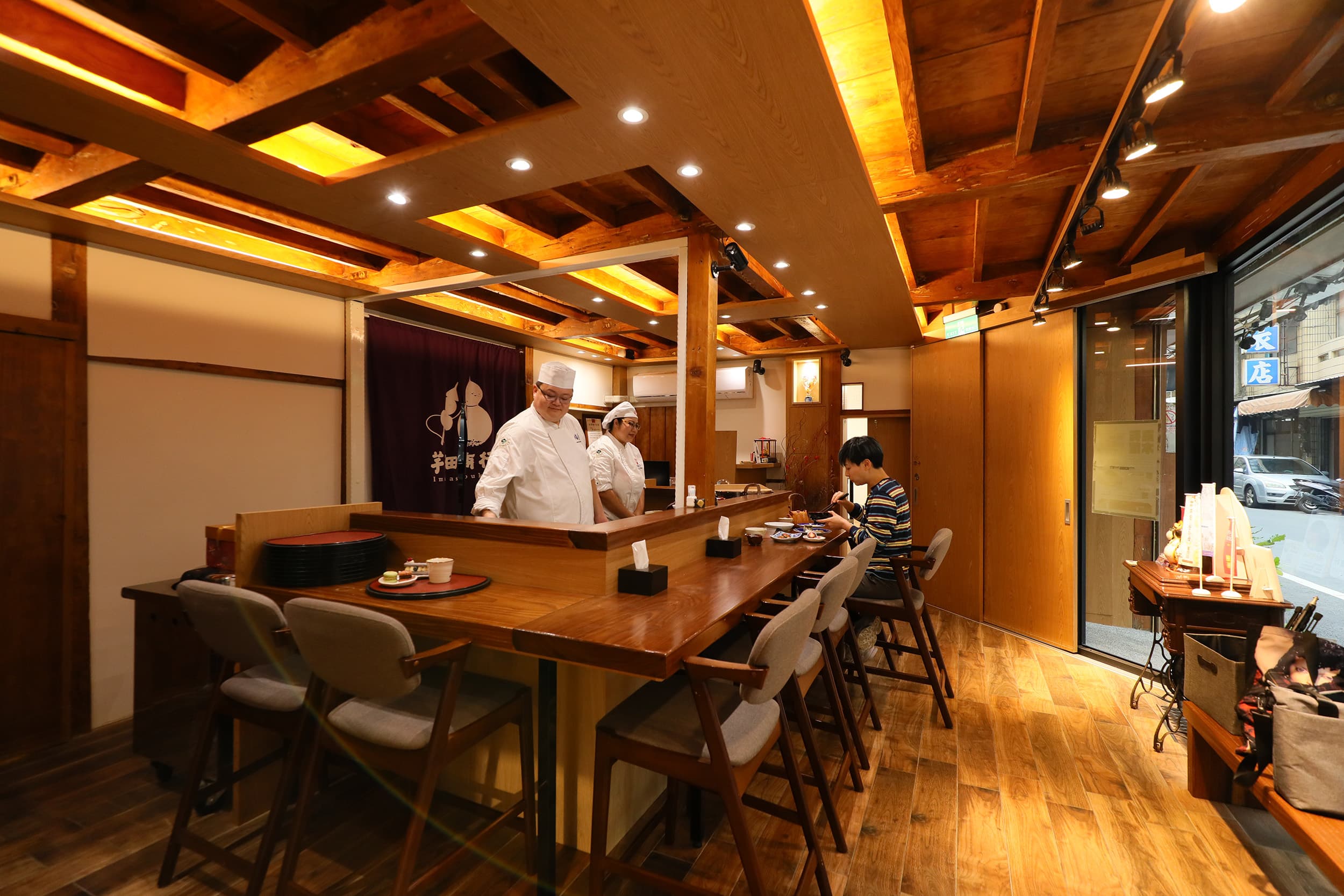 「芋沺商行」座落在屋齡超過80年的木造老屋內，用餐空間別有一番氛圍。