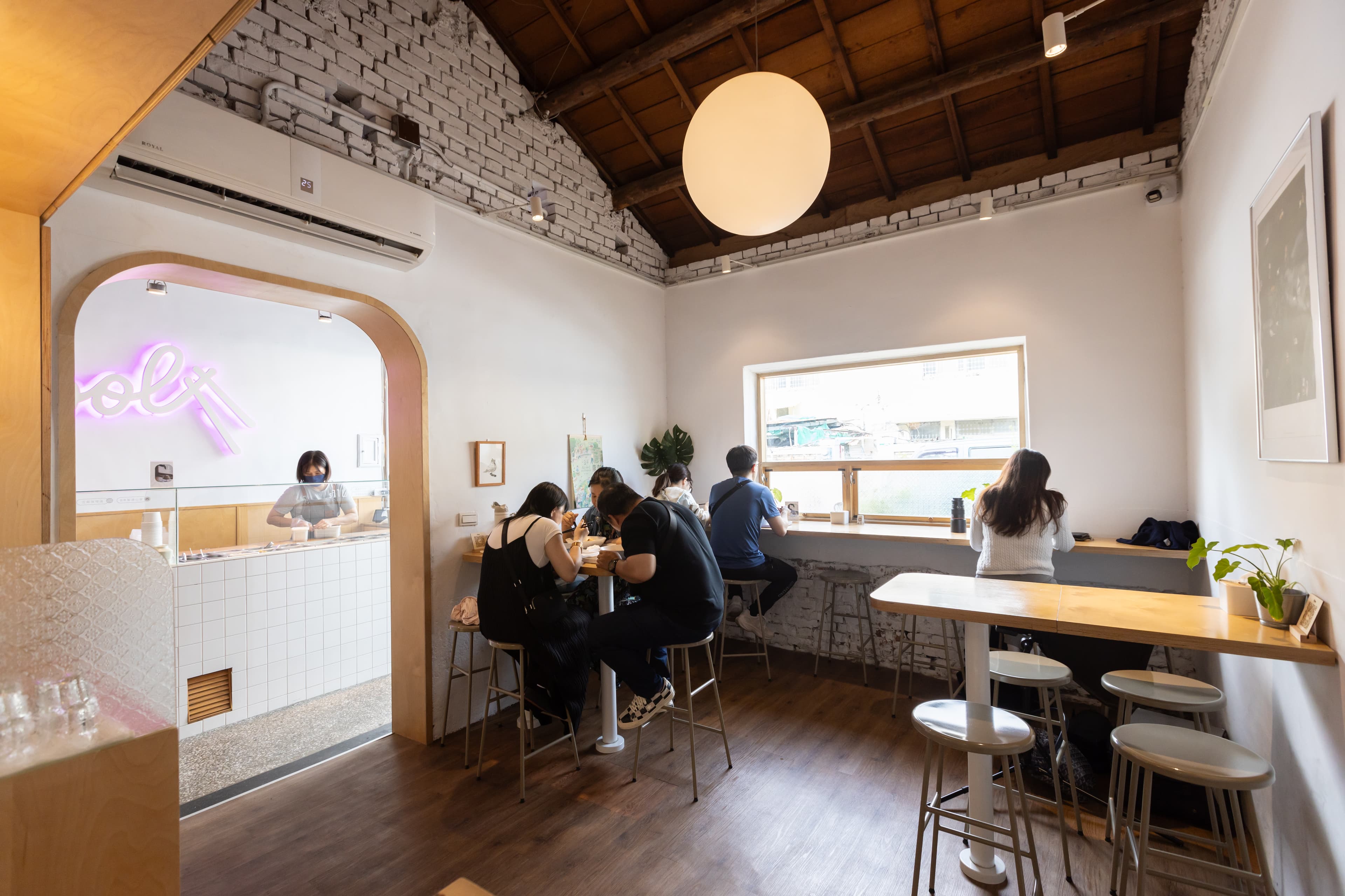 兩間店共享內用空間，同行的人不想吃麵也可以點冰一同享用。