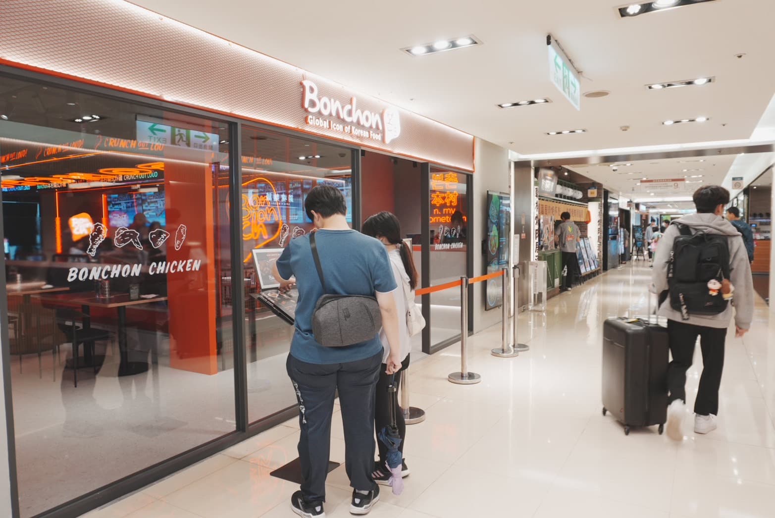 「本村炸雞 Bonchon」台灣首店開設在熱鬧的台北車站微風廣場。